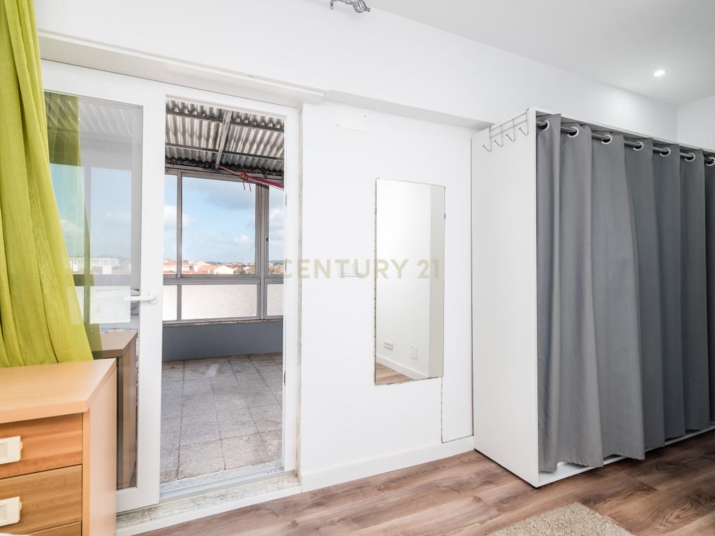 Duplex Renovado com Terraços em Mem-Martins - Image 40