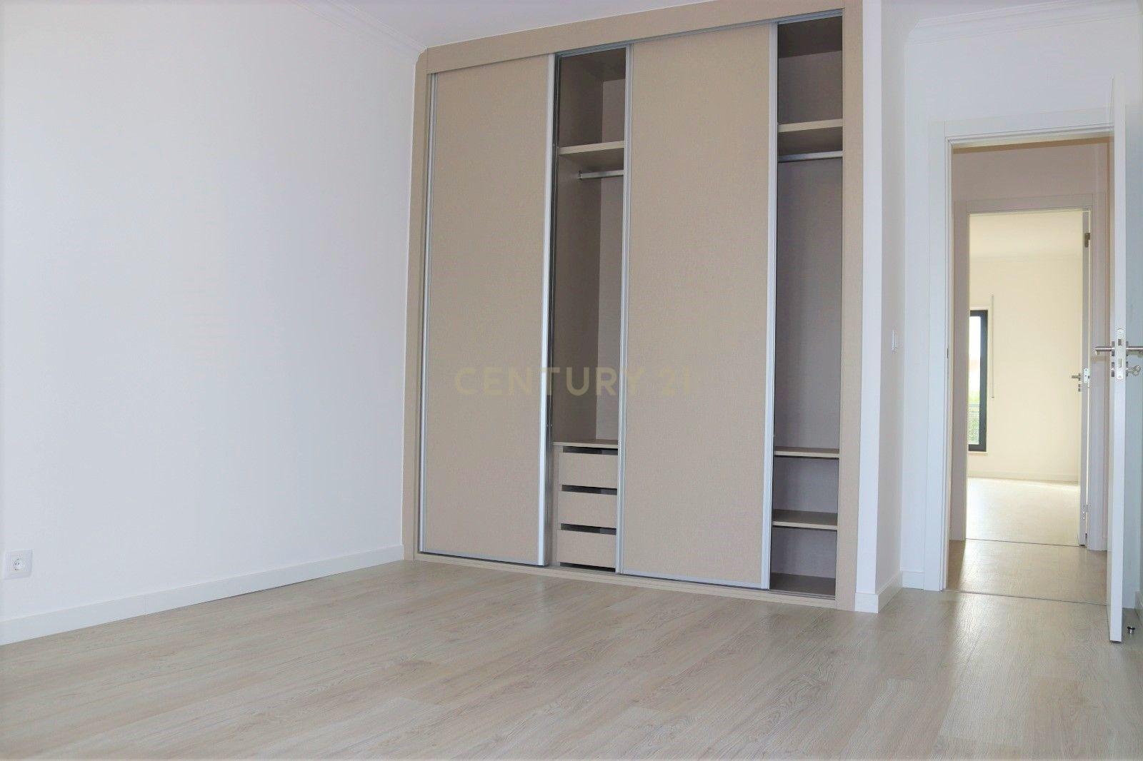 Apartamento T3 Remodelado c/ Garagem Arrecadação | Centro de Mafra - Image 13