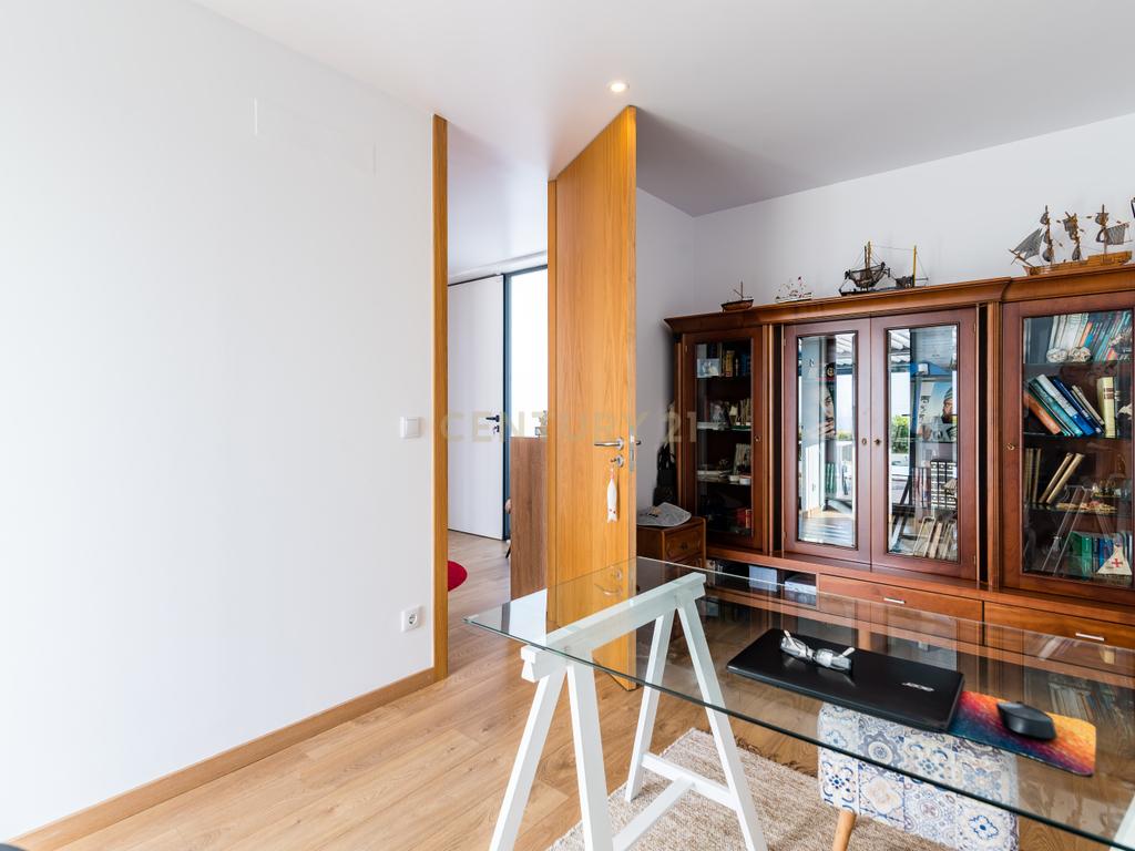 Moradia T3+2 | Sesimbra com Piscina, Jacuzzi, duas Pérgulas Bioclimáticas e muito mais. - Image 99