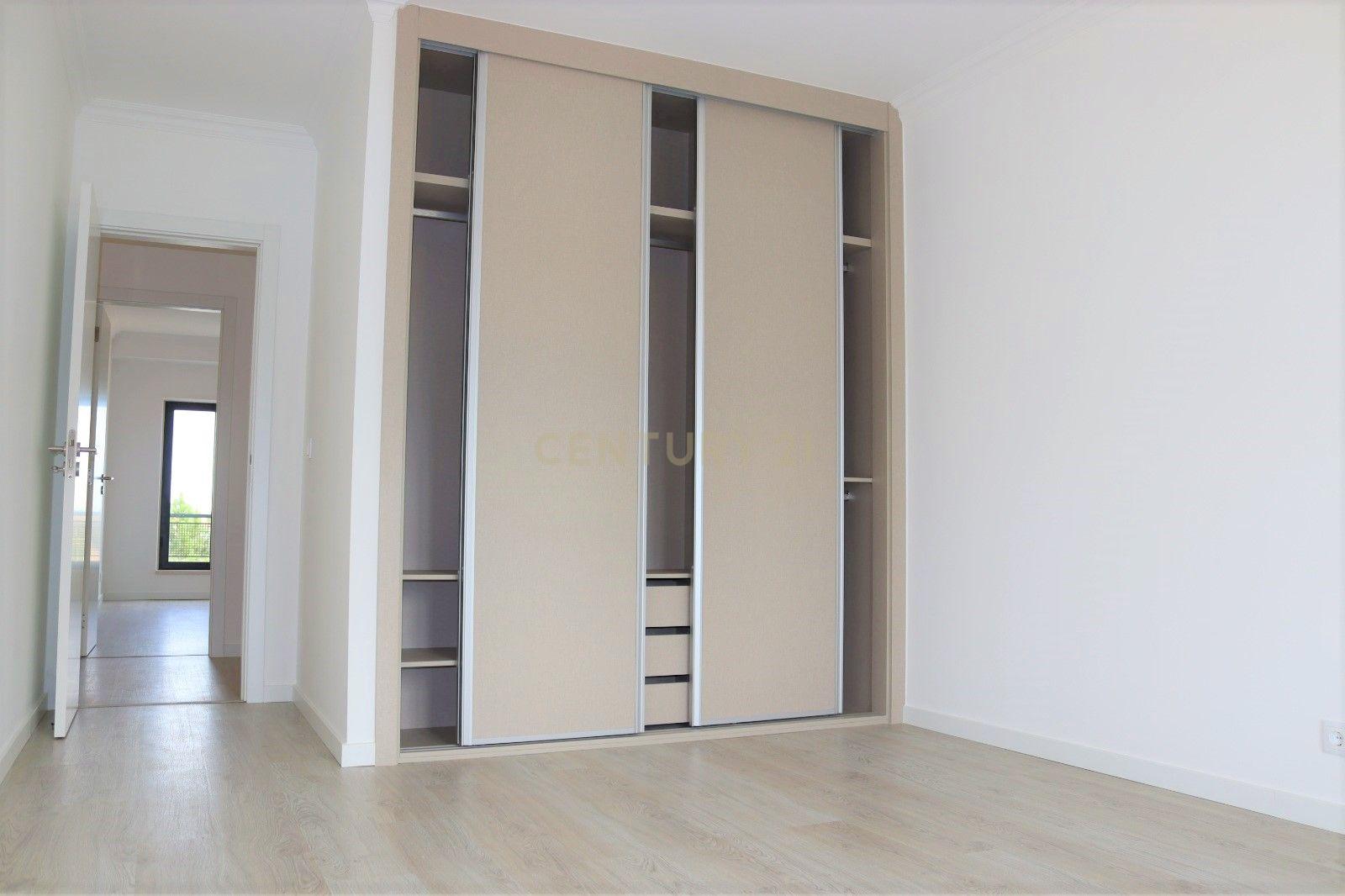 Apartamento T3 Remodelado c/ Garagem Arrecadação | Centro de Mafra - Image 17