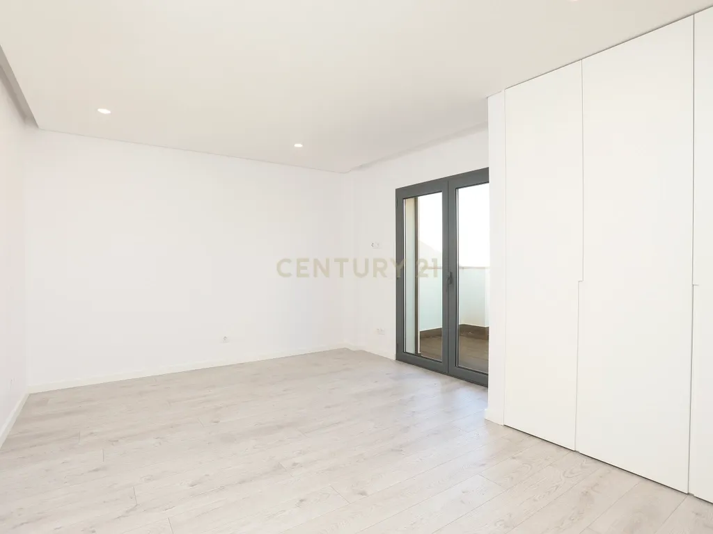 Apartamento T2 + 2 duplex novo com terraço, varanda e box para 2 viaturas - Image 17