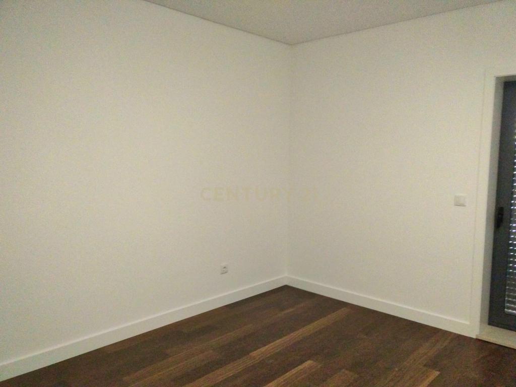 Apartamento T4 totalmente renovado junto à Casa da Música - Image 8