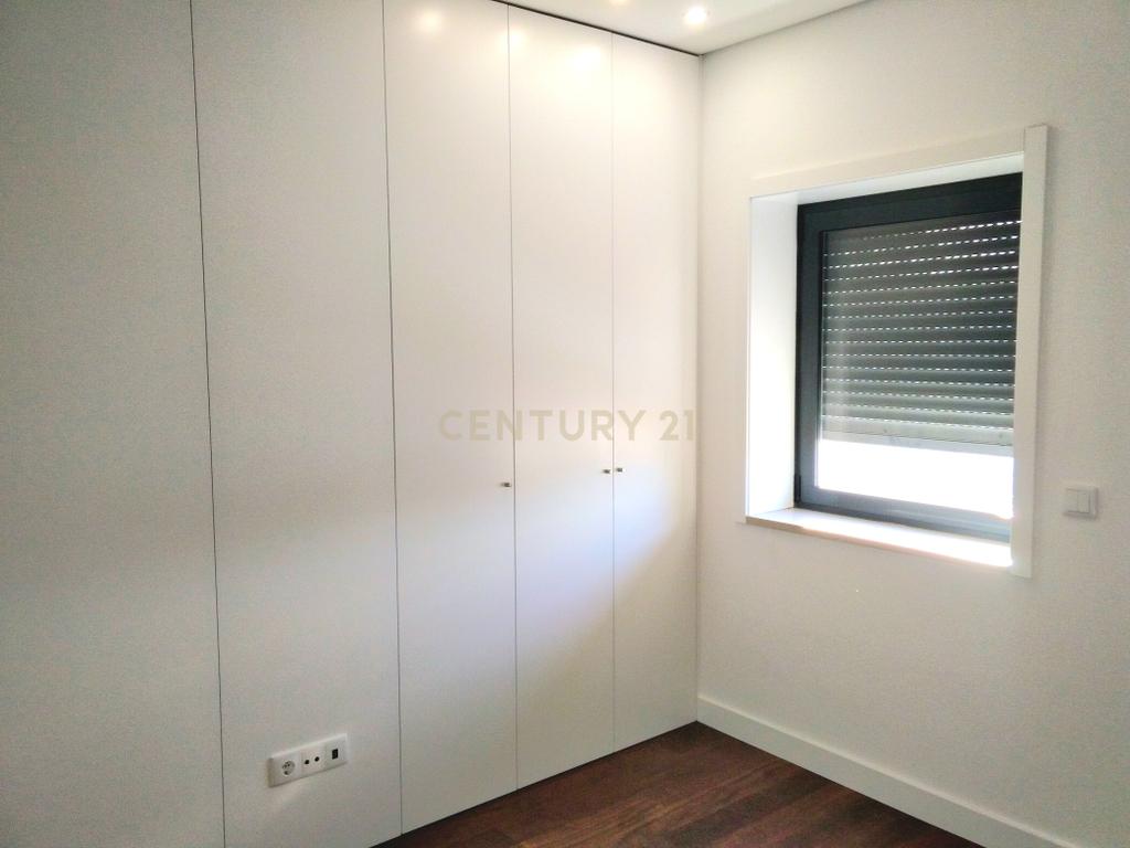 Apartamento T4 totalmente renovado junto à Casa da Música - Image 9
