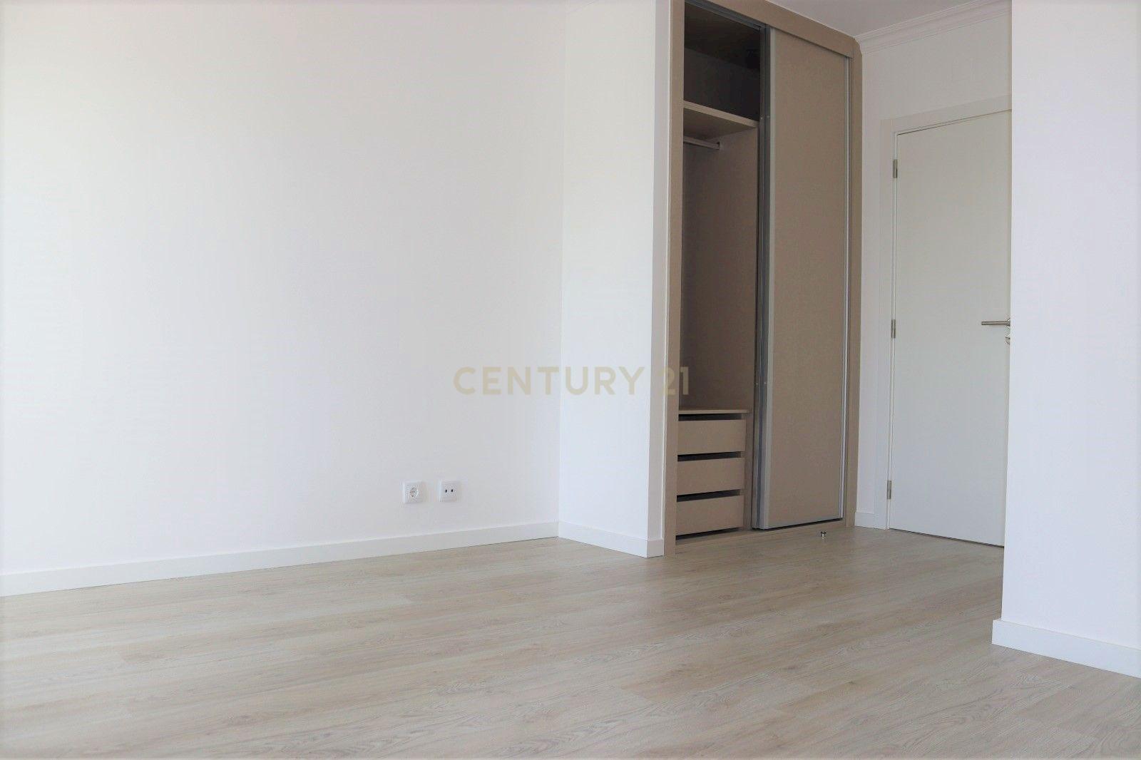 Apartamento T3 Remodelado c/ Garagem Arrecadação | Centro de Mafra - Image 10