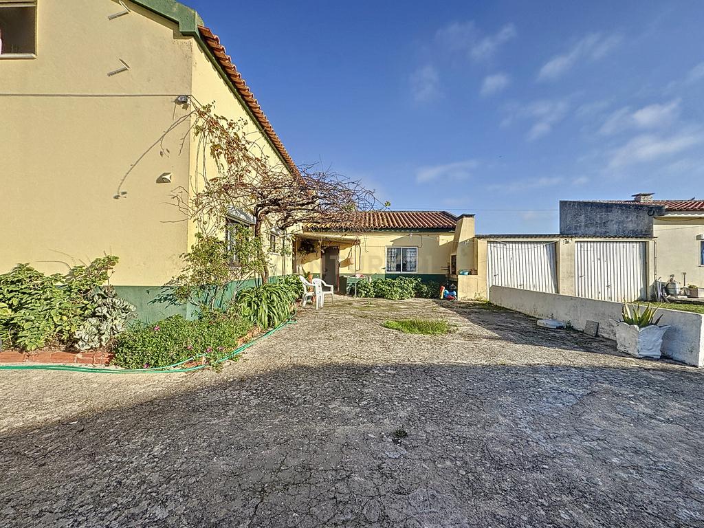 Moradia T3 + T2 + T2  ,  Com lindo  Terreno em Sao Martinho do Porto - Image 2