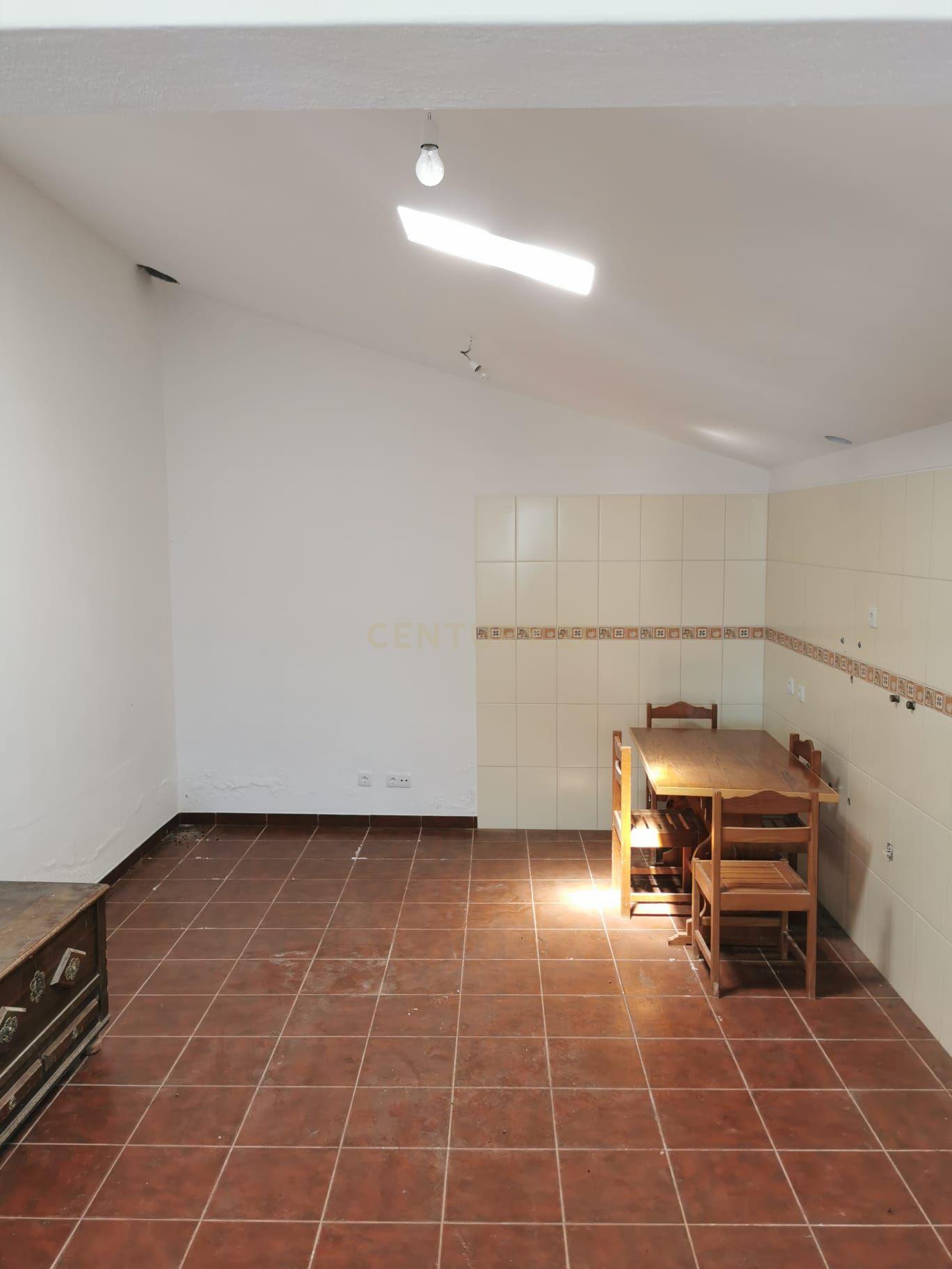 Casa terrea com anexo em ruina - Image 11