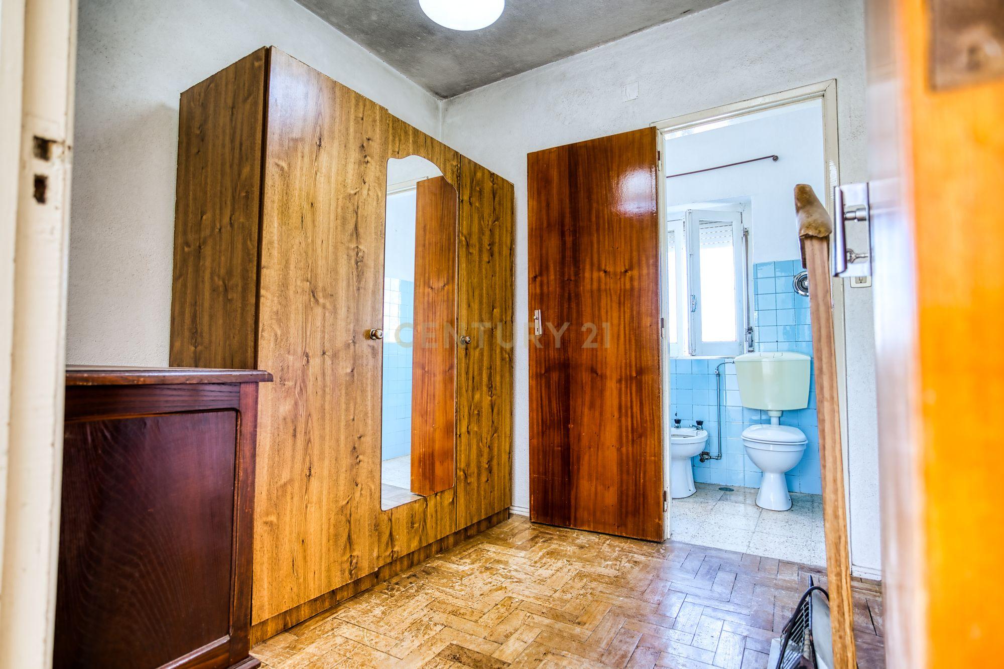 Moradia com Logradouro e Anexo para Reabilitação em Vale de Lobos, Almargem do Bispo - Image 9