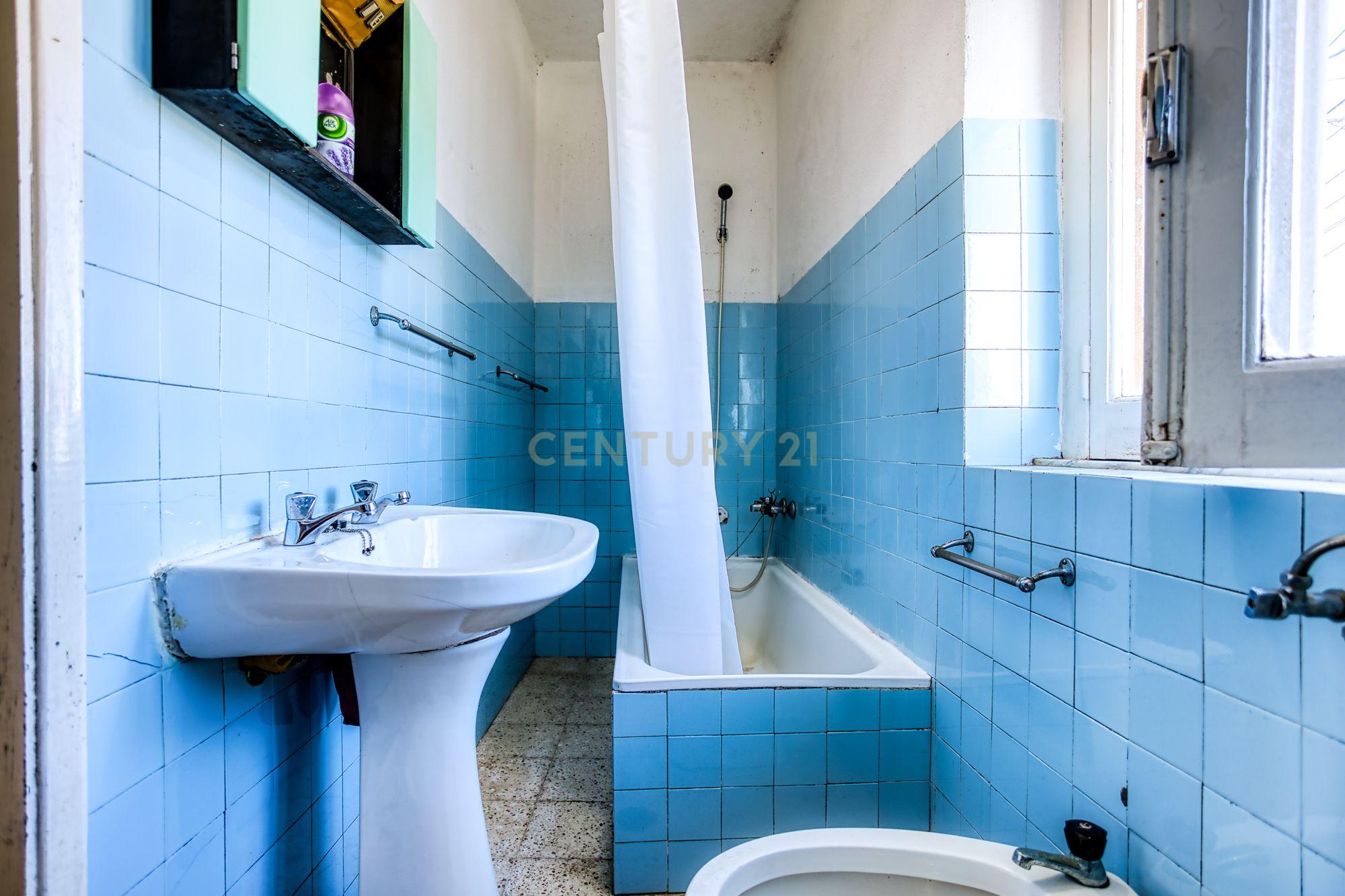 Moradia com Logradouro e Anexo para Reabilitação em Vale de Lobos, Almargem do Bispo - Image 2
