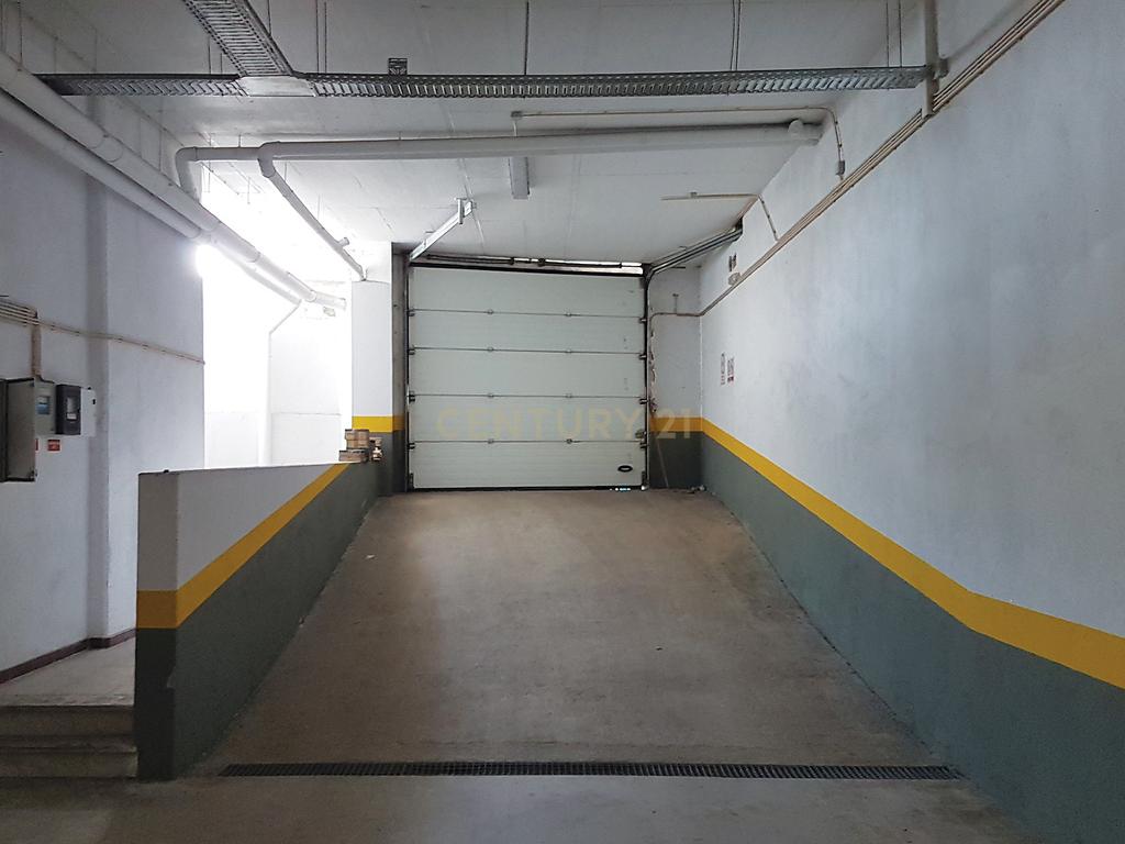 Estacionamento coberto e fechado em Casal São Brás, Amadora - Image 2
