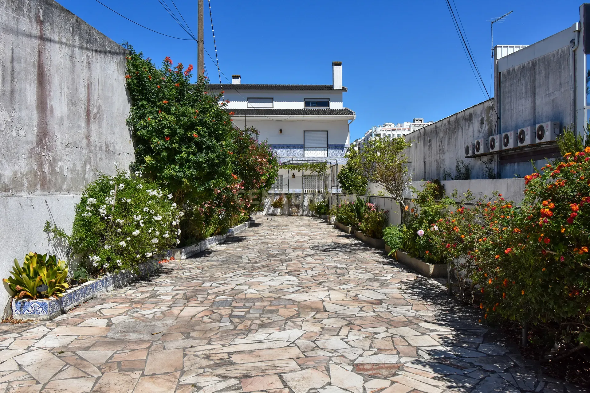 Fantástica Moradia T5 + Sótão, Jardim com 743m2 de área privativa - Image 5