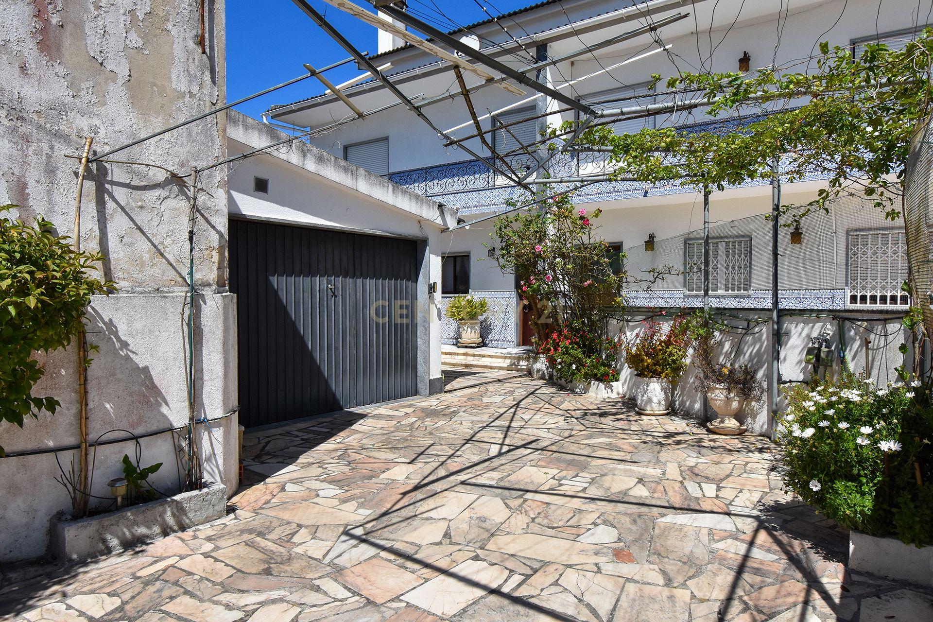 Fantástica Moradia T5 + Sótão, Jardim com 743m2 de área privativa - Image 9