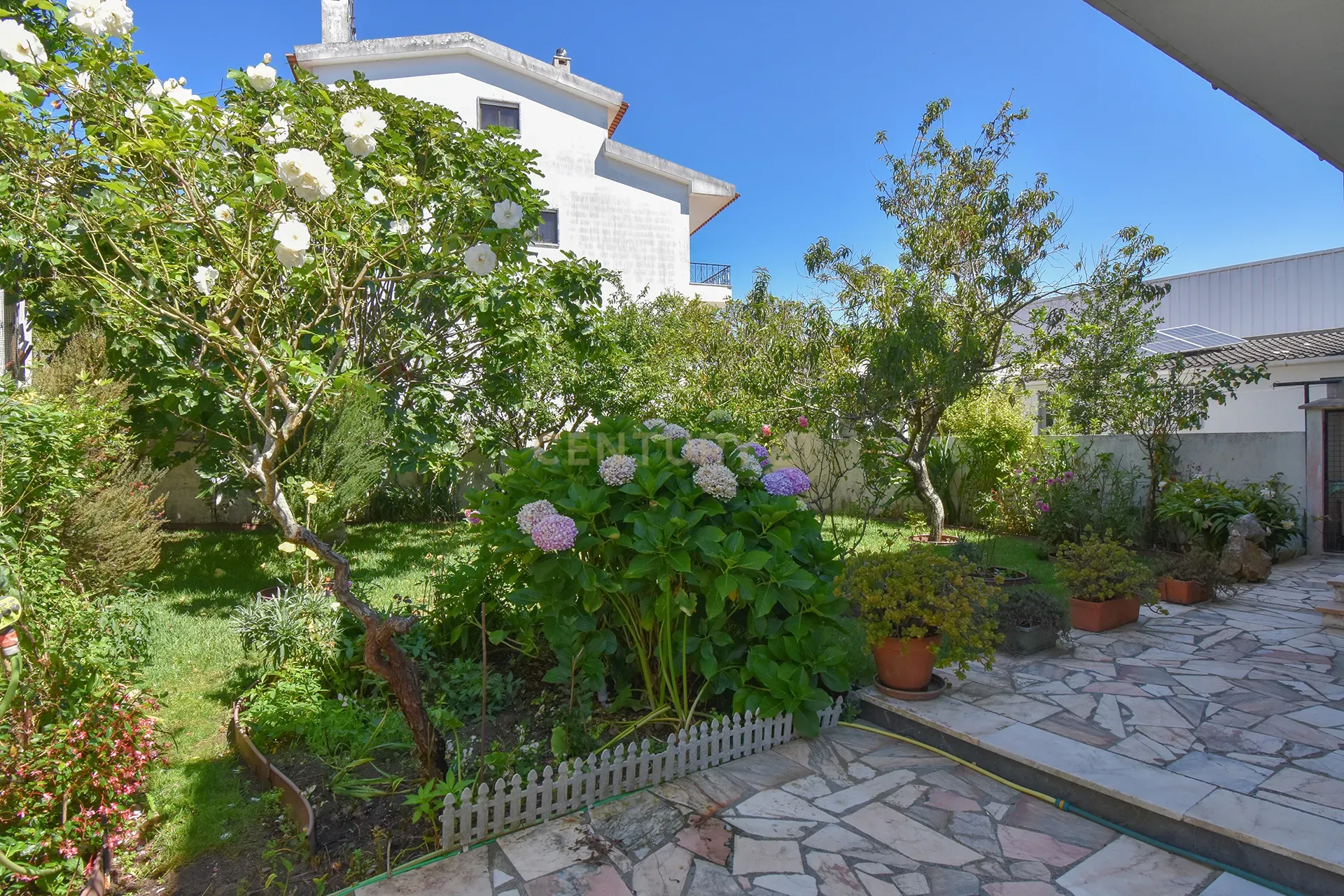 Fantástica Moradia T5 + Sótão, Jardim com 743m2 de área privativa - Image 13