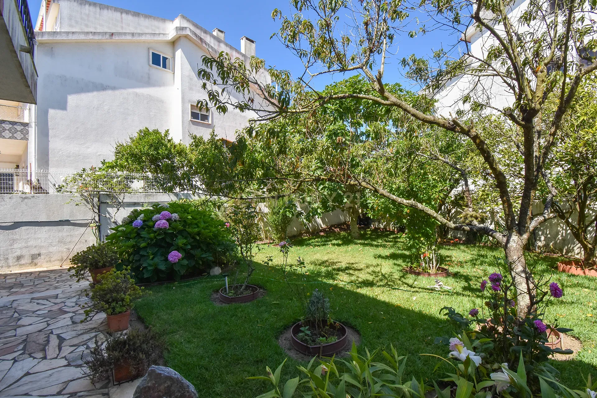 Fantástica Moradia T5 + Sótão, Jardim com 743m2 de área privativa - Image 7