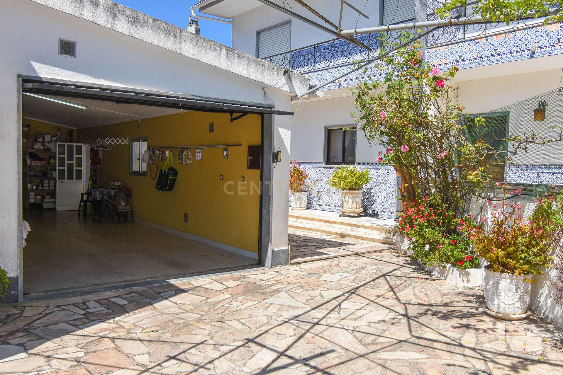 Fantástica Moradia T5 + Sótão, Jardim com 743m2 de área privativa - Image 16
