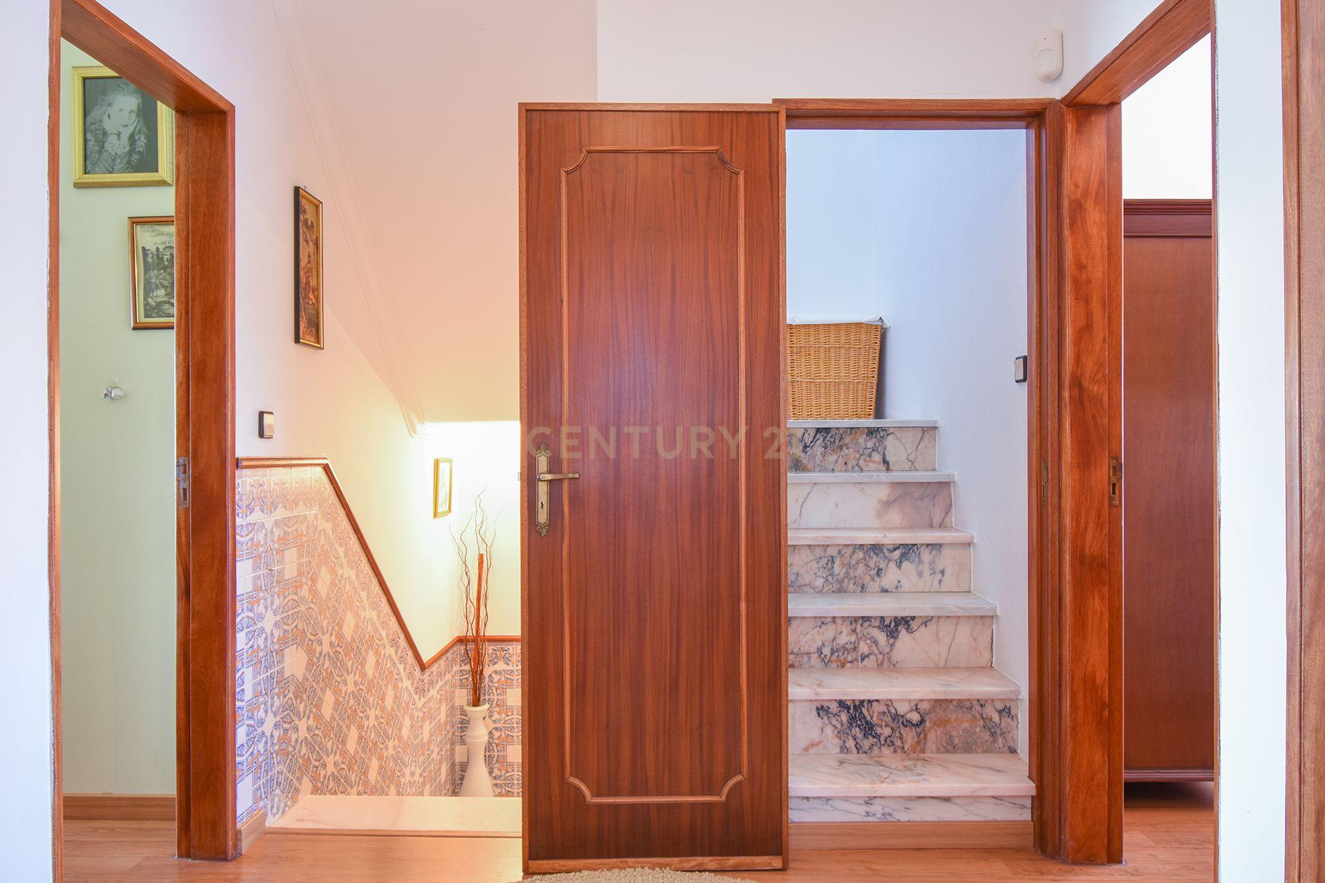 Fantástica Moradia T5 + Sótão, Jardim com 743m2 de área privativa - Image 47