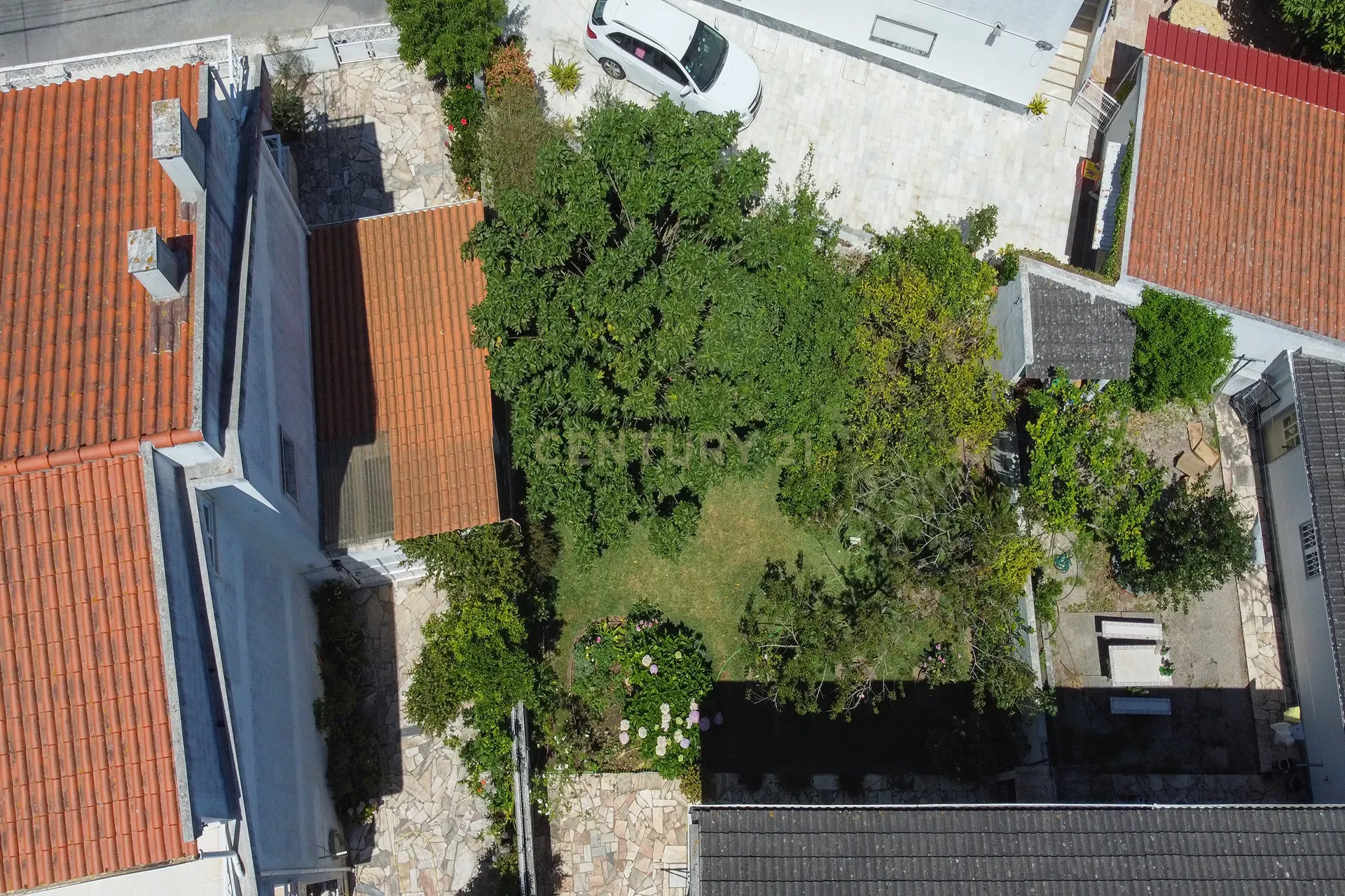 Fantástica Moradia T5 + Sótão, Jardim com 743m2 de área privativa - Image 1