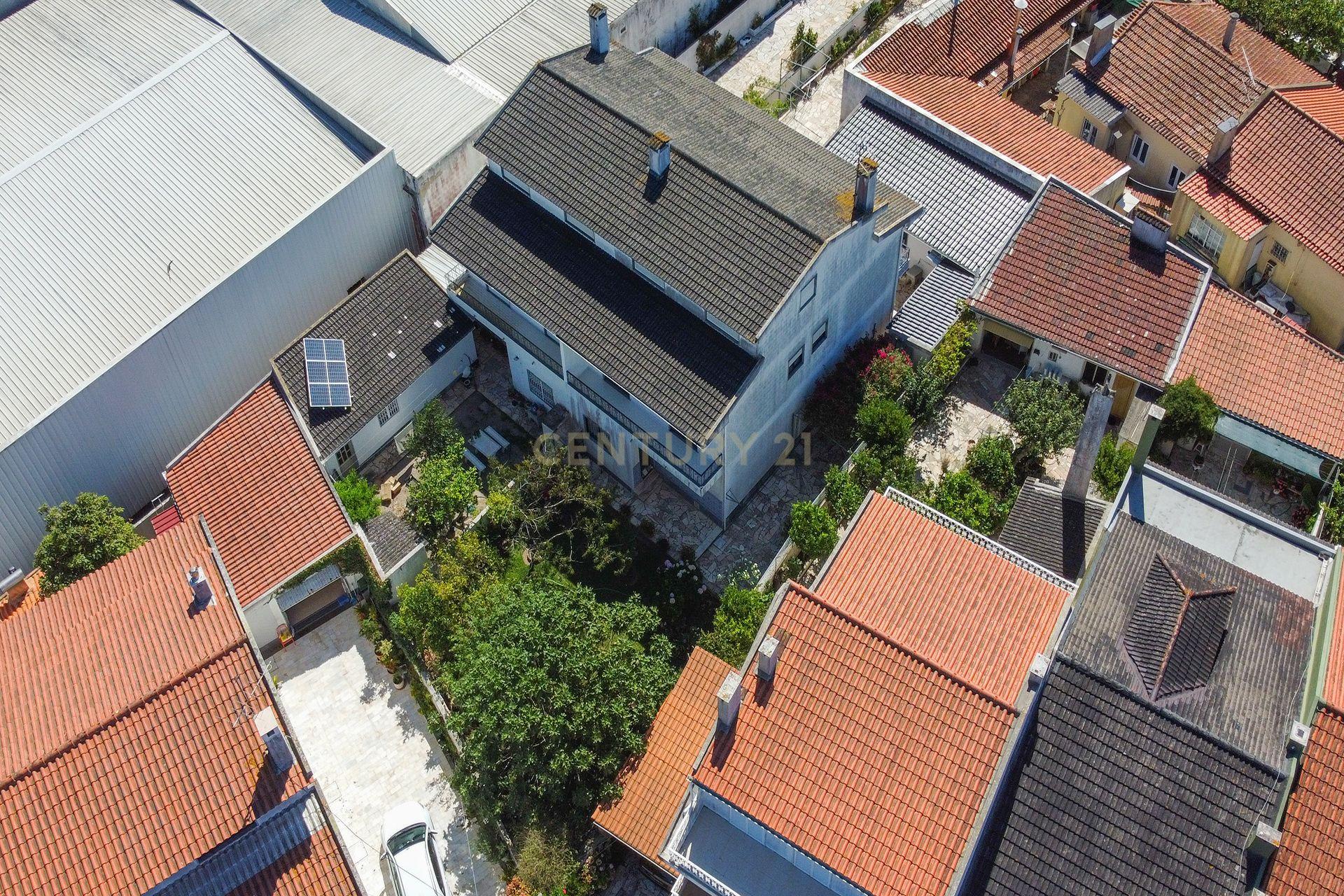 Fantástica Moradia T5 + Sótão, Jardim com 743m2 de área privativa - Image 3