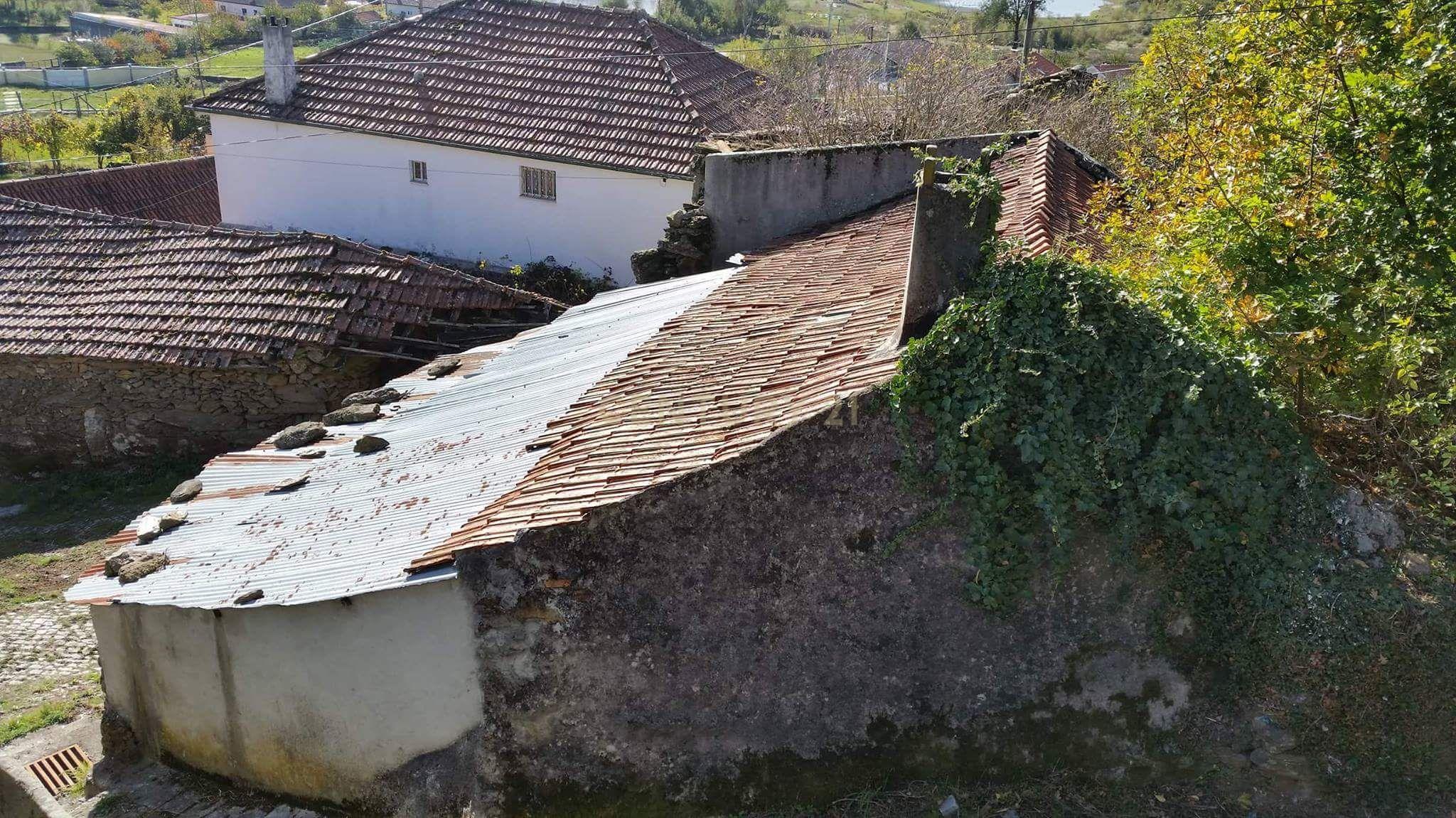 Casa para reabilitação em Codeçoso do Arco ( Venda Nova ). - Image 1
