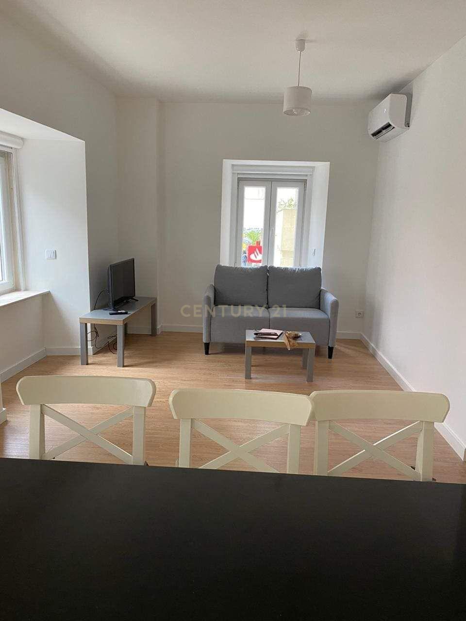 Apartamento T3 convertido em T4, totalmente remodelado, na Estrada de Benfica, Lisboa - Image 5
