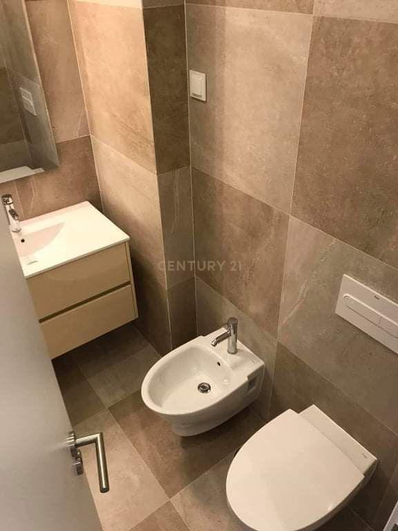 Apartamento T3 convertido em T4, totalmente remodelado, na Estrada de Benfica, Lisboa - Image 9