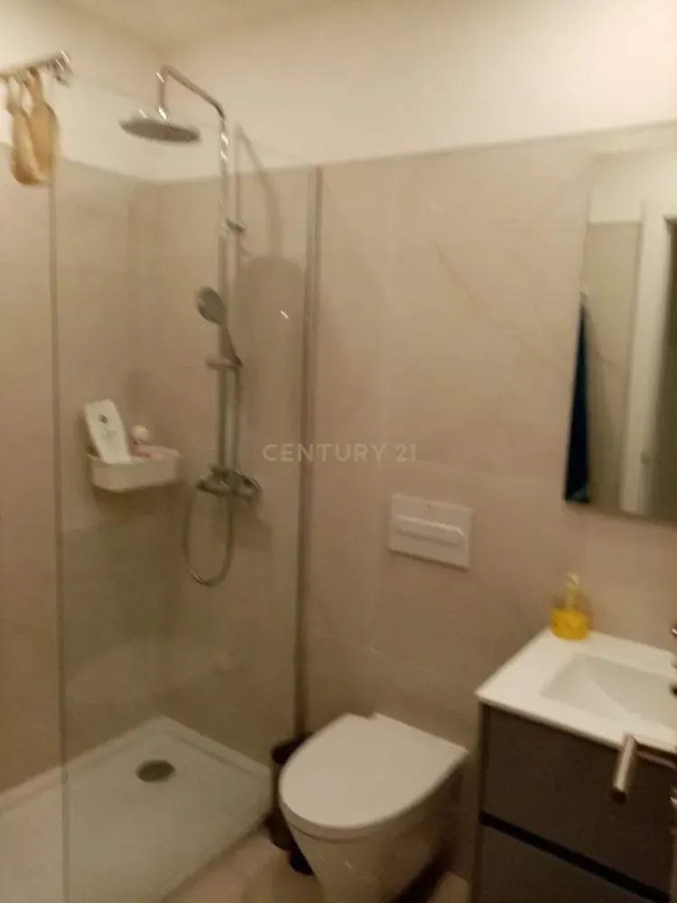 Apartamento T3 convertido em T4, totalmente remodelado, na Estrada de Benfica, Lisboa - Image 10