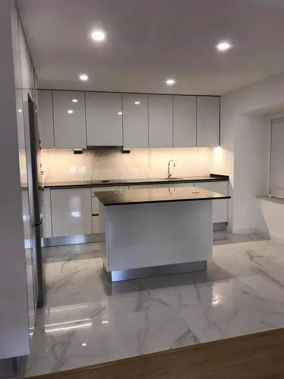 Apartamento T3 convertido em T4, totalmente remodelado, na Estrada de Benfica, Lisboa - Image 1