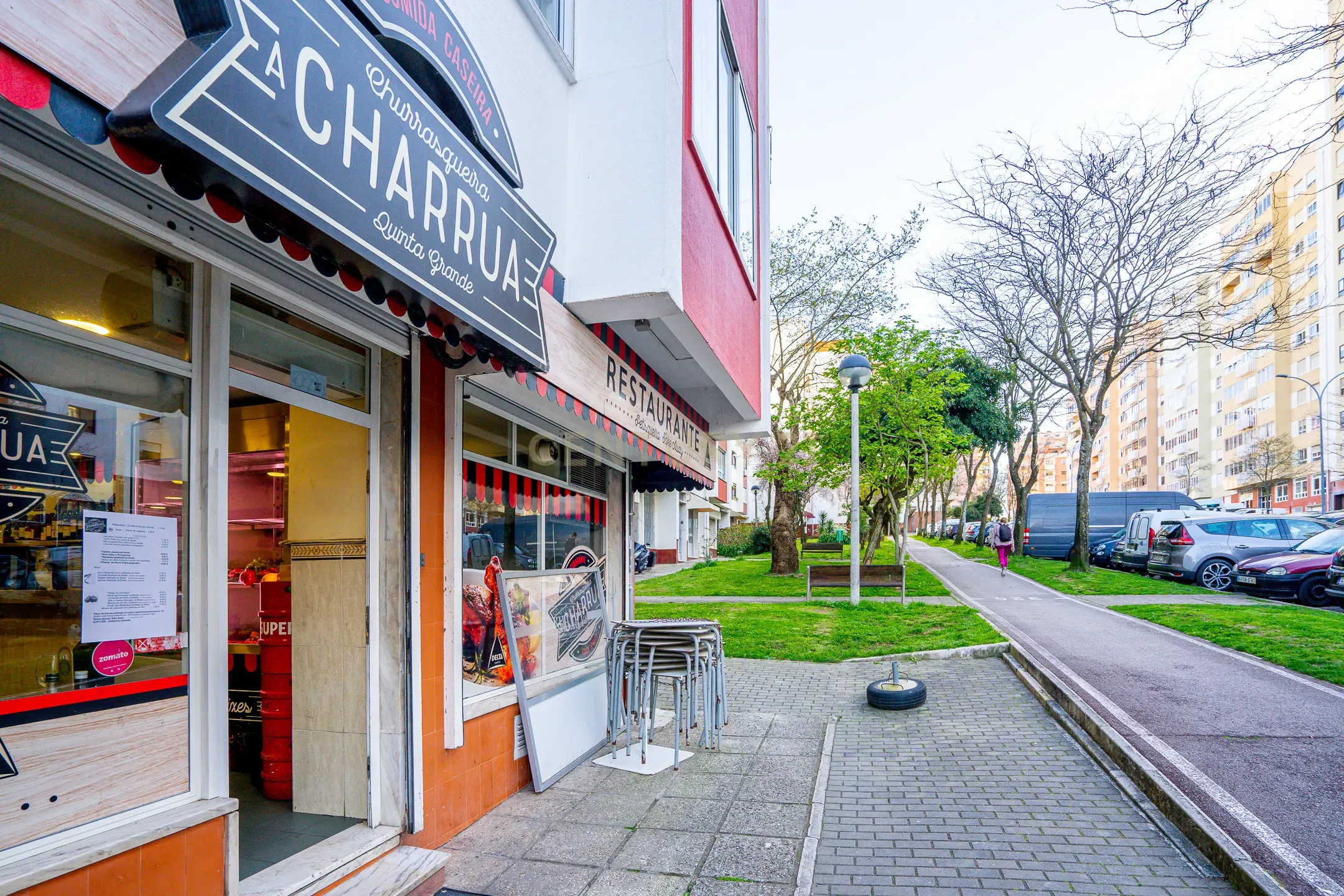 RESTAURANTE 134 m2 EM ALFRAGIDE, TRADIÇÃO E CLIENTELA FIDELIZADA 100 LUGARES SENTADOS MAIS 20 LUGARES NA ESPLANADA - Image 1