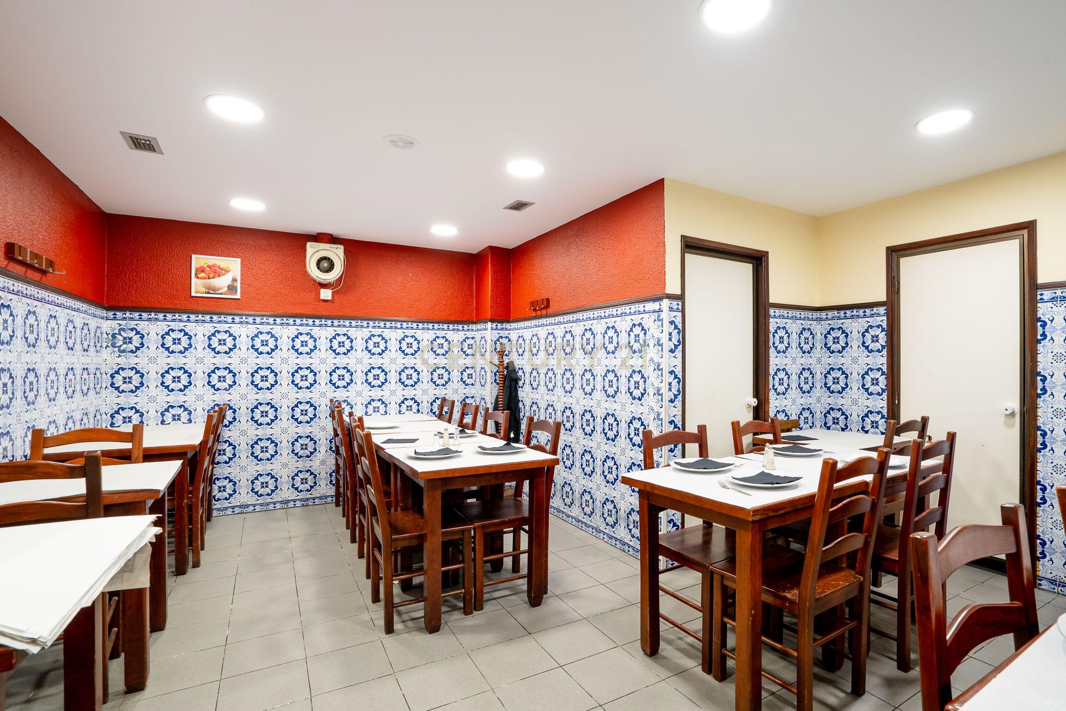 RESTAURANTE 134 m2 EM ALFRAGIDE, TRADIÇÃO E CLIENTELA FIDELIZADA 100 LUGARES SENTADOS MAIS 20 LUGARES NA ESPLANADA - Image 21