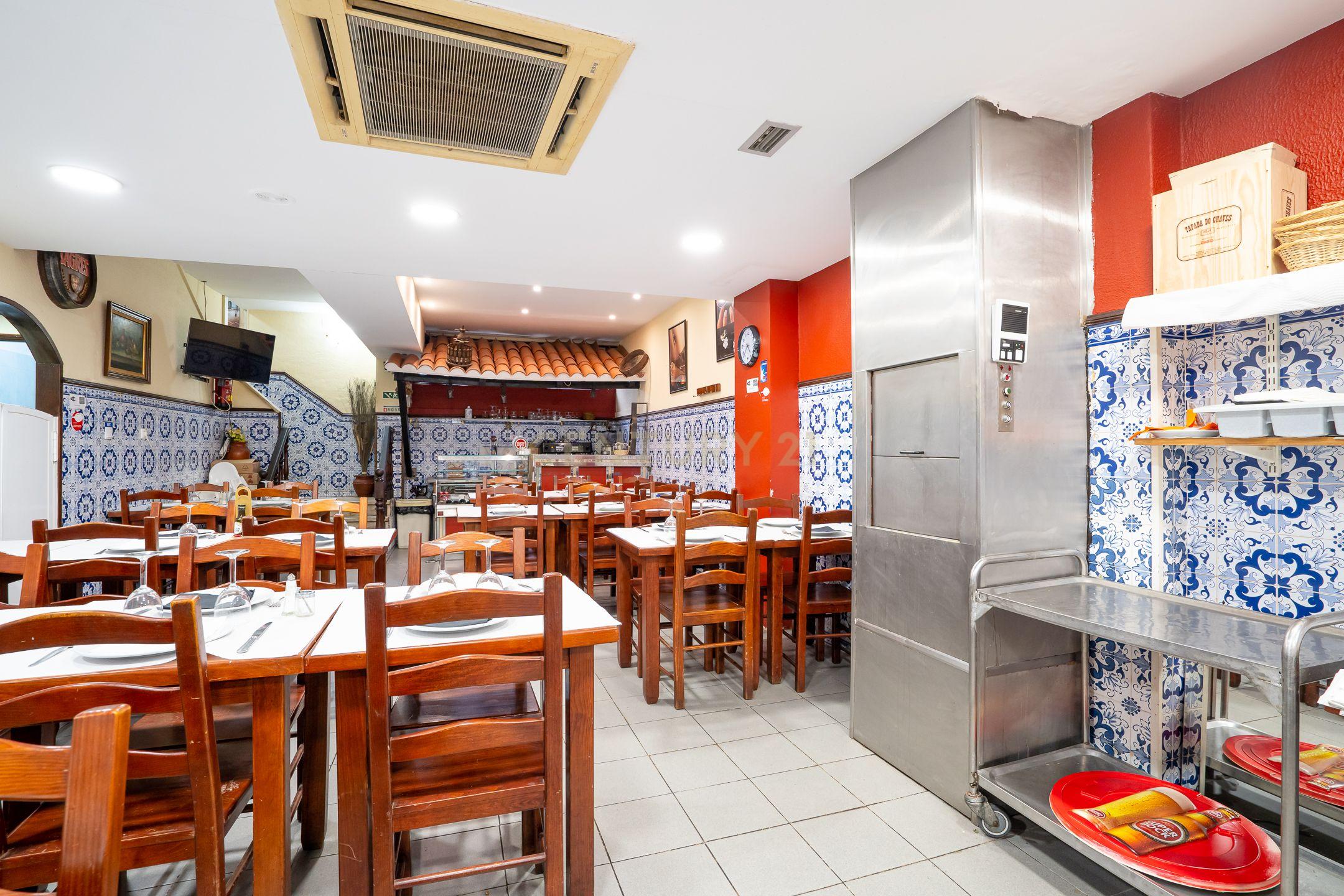 RESTAURANTE 134 m2 EM ALFRAGIDE, TRADIÇÃO E CLIENTELA FIDELIZADA 100 LUGARES SENTADOS MAIS 20 LUGARES NA ESPLANADA - Image 18