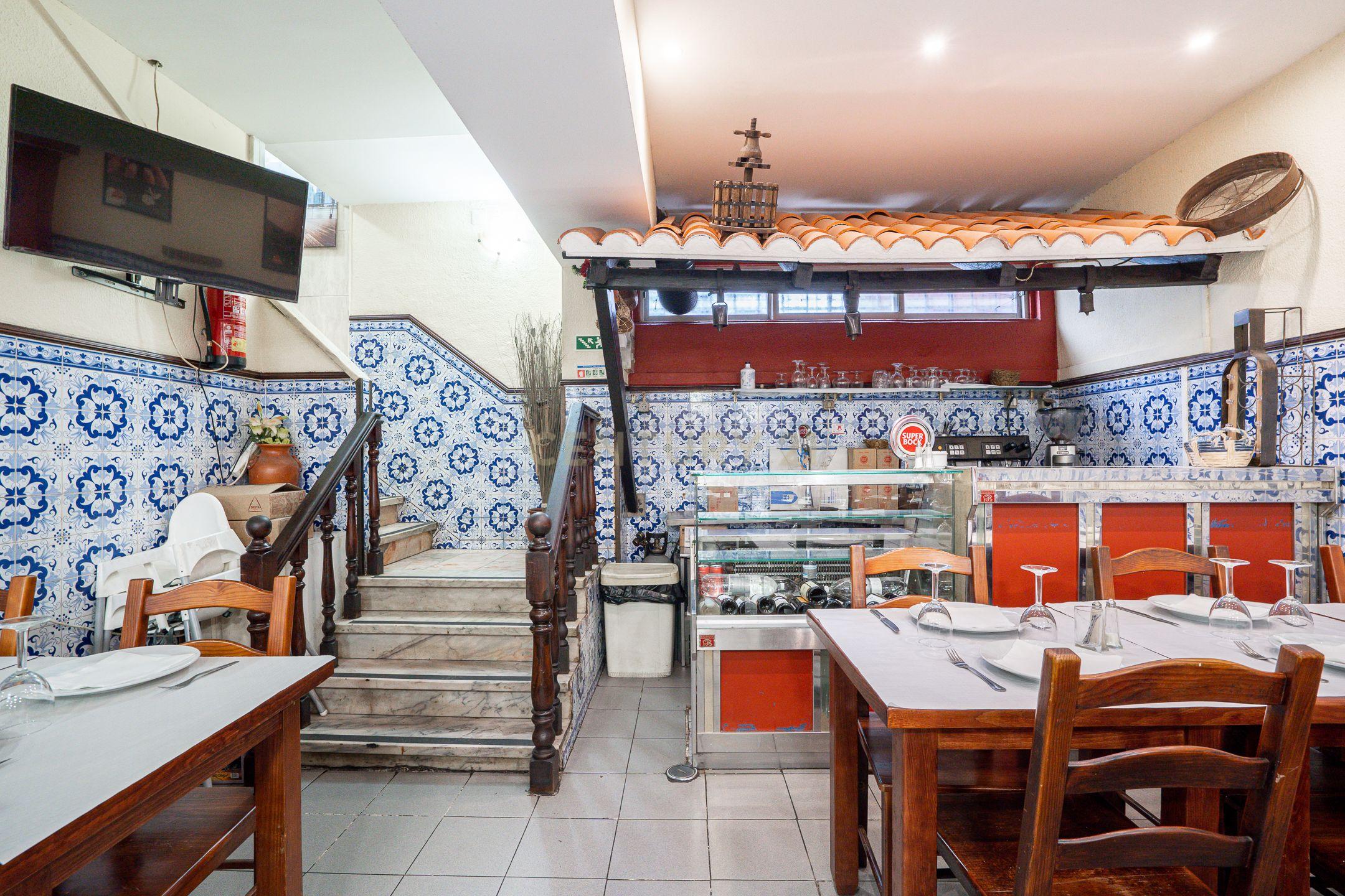 RESTAURANTE 134 m2 EM ALFRAGIDE, TRADIÇÃO E CLIENTELA FIDELIZADA 100 LUGARES SENTADOS MAIS 20 LUGARES NA ESPLANADA - Image 17