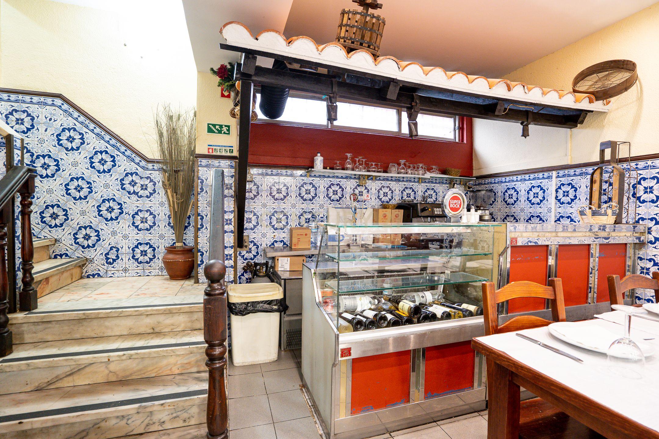 RESTAURANTE 134 m2 EM ALFRAGIDE, TRADIÇÃO E CLIENTELA FIDELIZADA 100 LUGARES SENTADOS MAIS 20 LUGARES NA ESPLANADA - Image 12