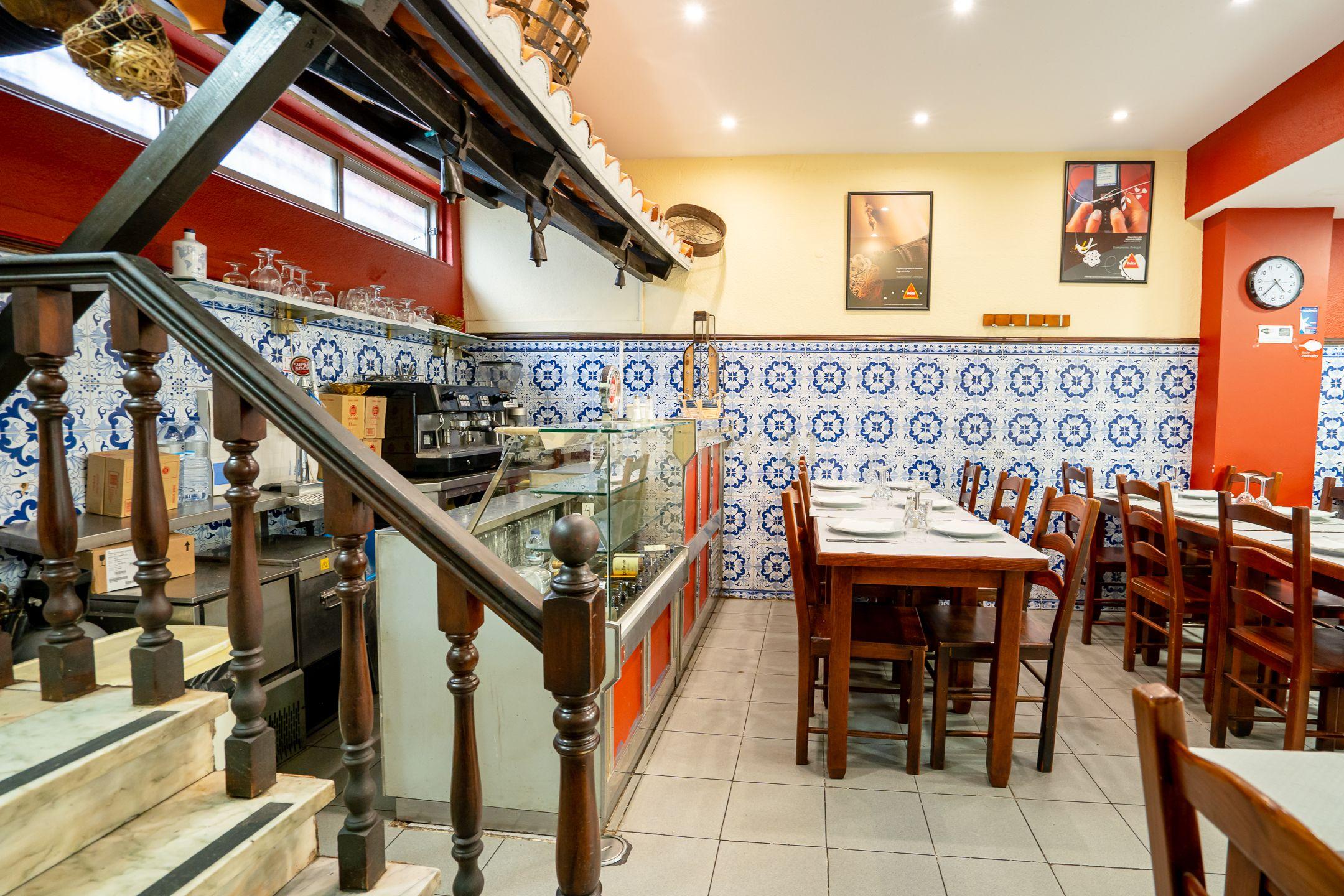 RESTAURANTE 134 m2 EM ALFRAGIDE, TRADIÇÃO E CLIENTELA FIDELIZADA 100 LUGARES SENTADOS MAIS 20 LUGARES NA ESPLANADA - Image 13