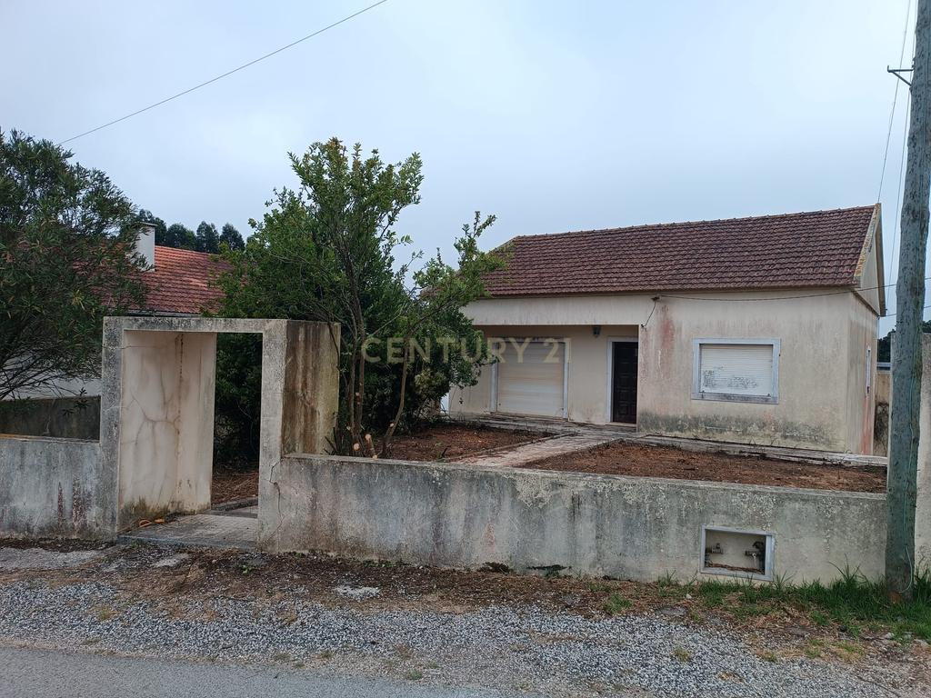 Moradia 3 quartos com armazém, num lote de terreno de 8140m2 - Benedita, Leiria - Image 2