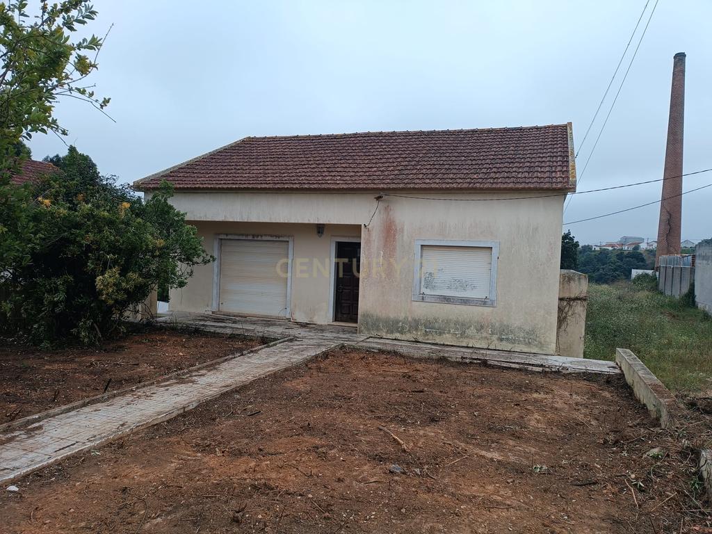 Moradia 3 quartos com armazém, num lote de terreno de 8140m2 - Benedita, Leiria - Image 1