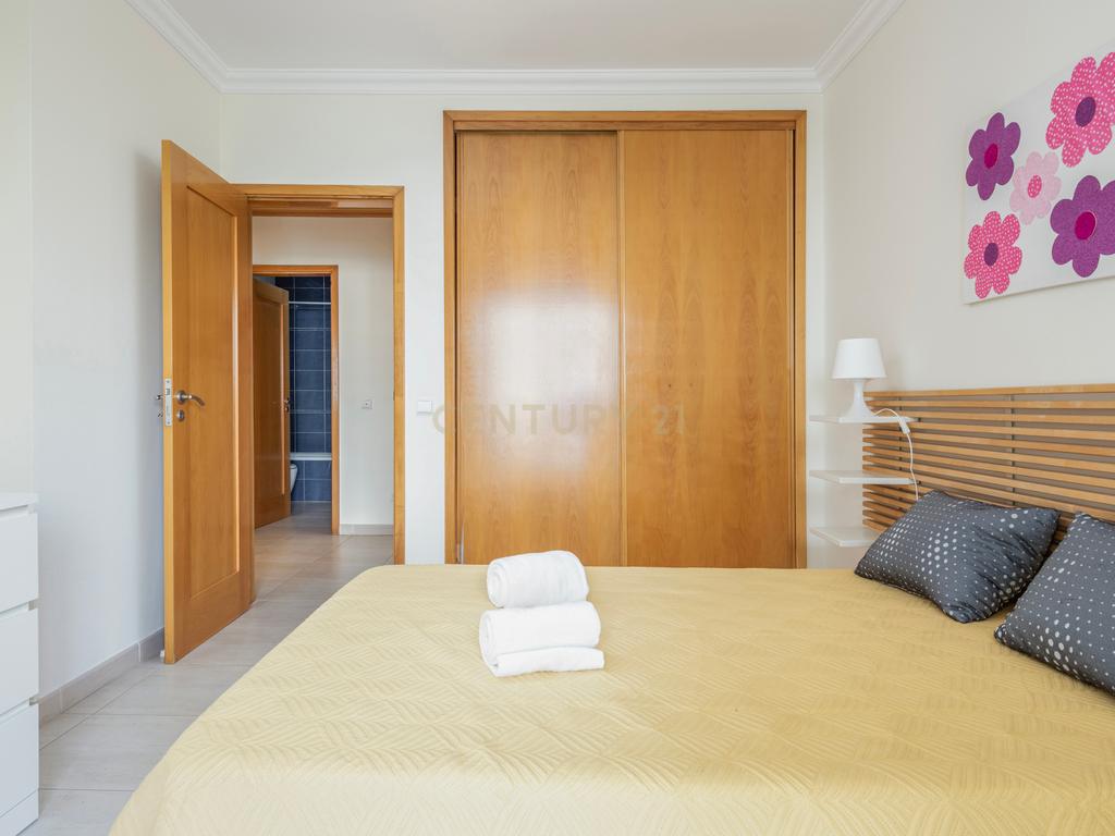Apartamento T2 com Garagem e Vista Mar - Praia da Rocha 1º Linha - Image 8