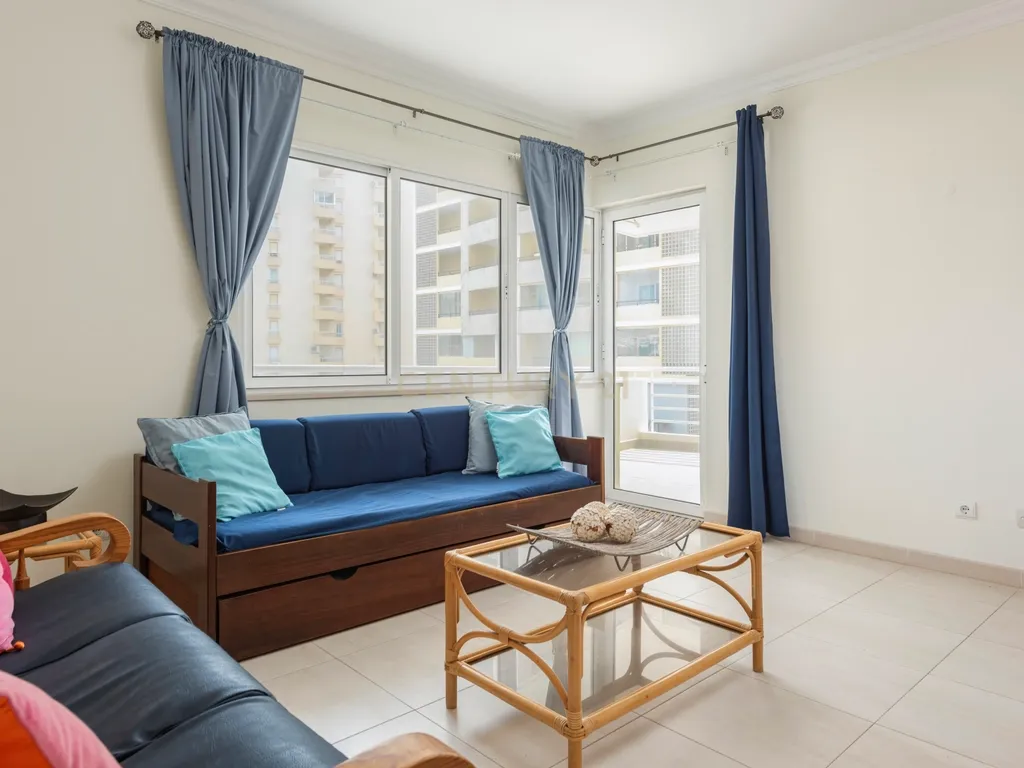 Apartamento T2 com Garagem e Vista Mar - Praia da Rocha 1º Linha - Image 4