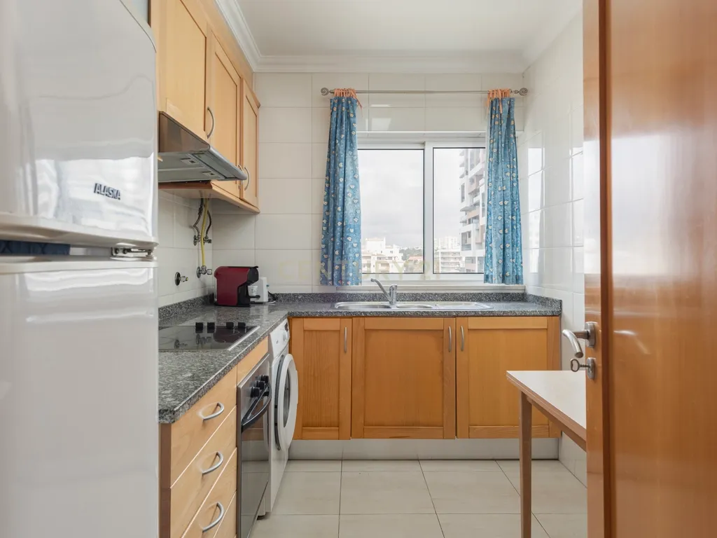Apartamento T2 com Garagem e Vista Mar - Praia da Rocha 1º Linha - Image 10