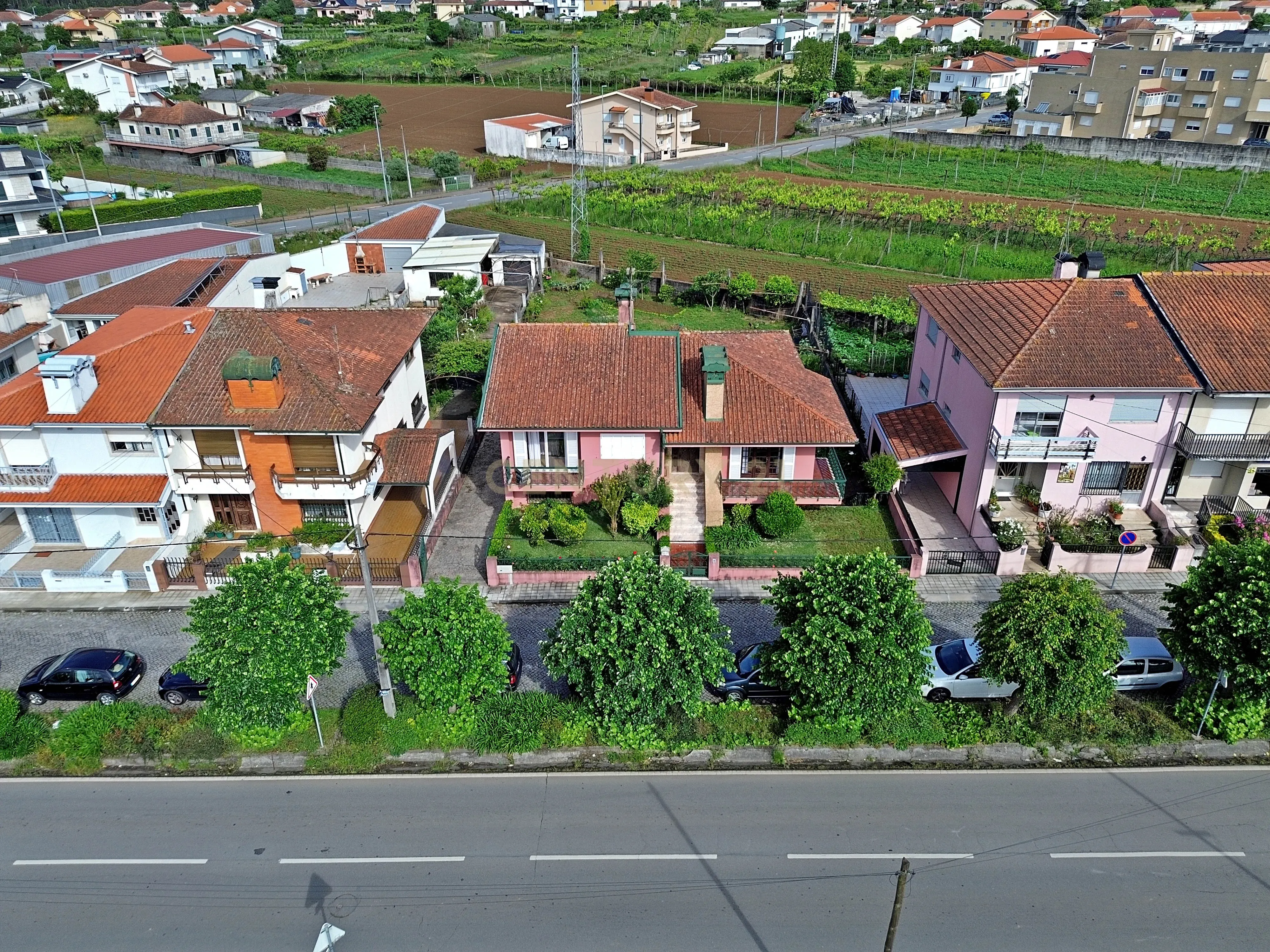 Moradia T3 em Valongo com jardim a 20 minutos do Porto - Image 1
