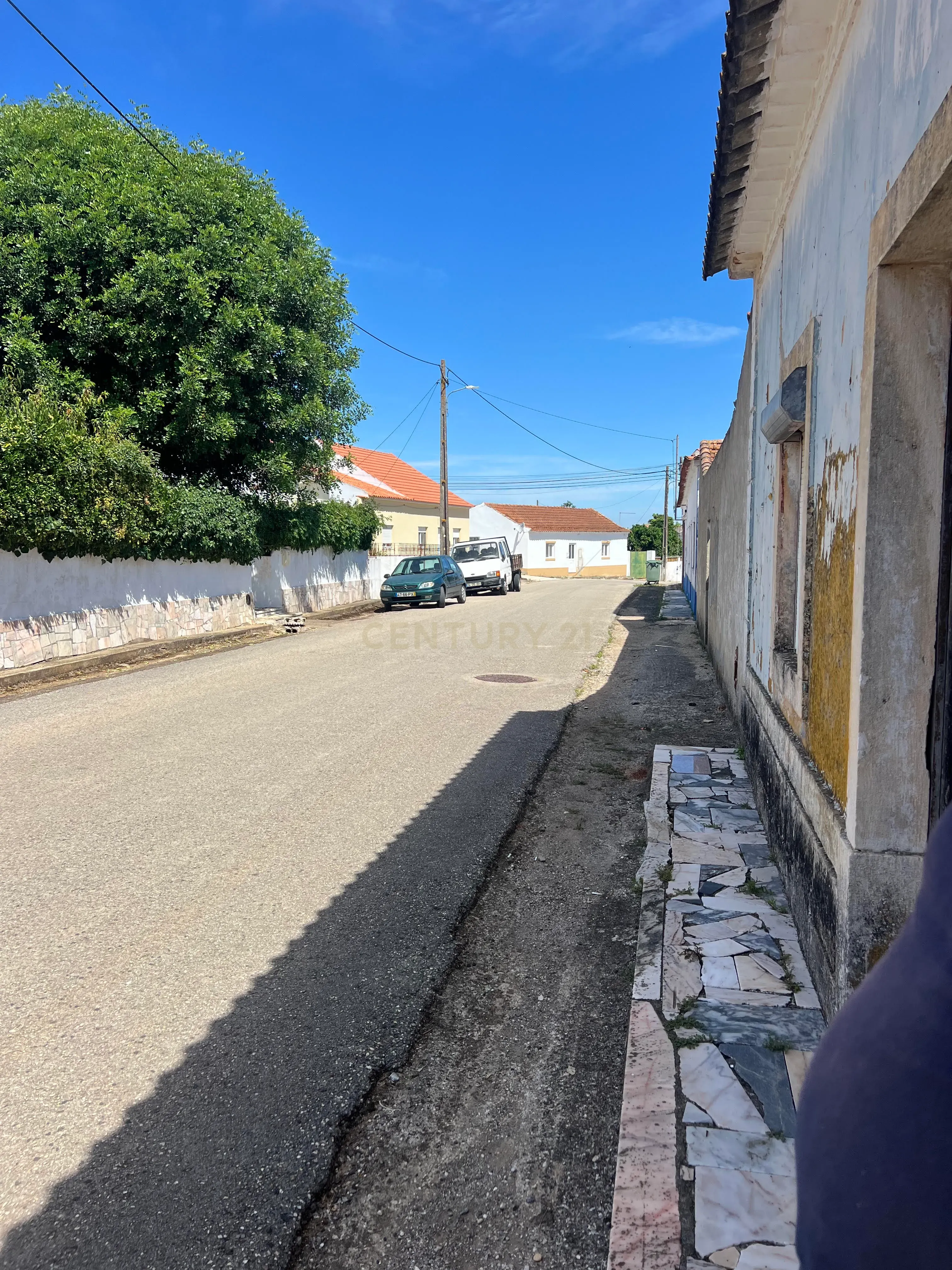 Potencial a 50km de Lisboa: Casa para Renovar com Amplo Logradouro numa Vila Tranquila - Image 11
