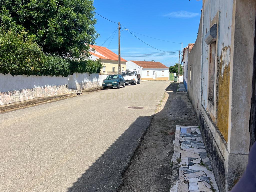 Potencial a 50km de Lisboa: Casa para Renovar com Amplo Logradouro numa Vila Tranquila - Image 11