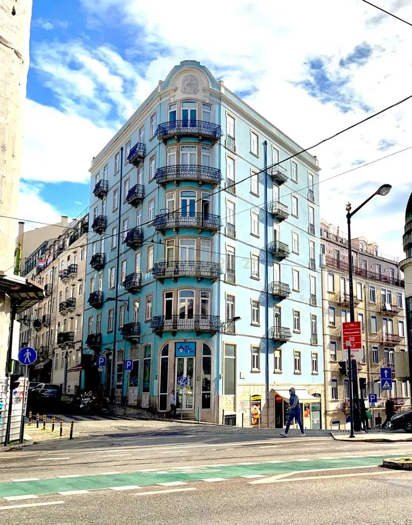 ESPAÇOSO APARTAMENTO T3 EM FRENTE A AV. ALMIRANTE REIS - Image 2