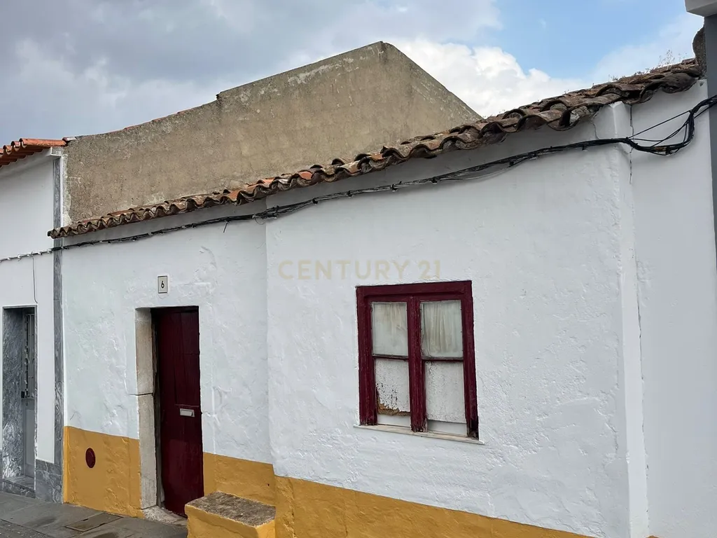 Moradia com quintal para remodelação em Viana do Alentejo - Image 2