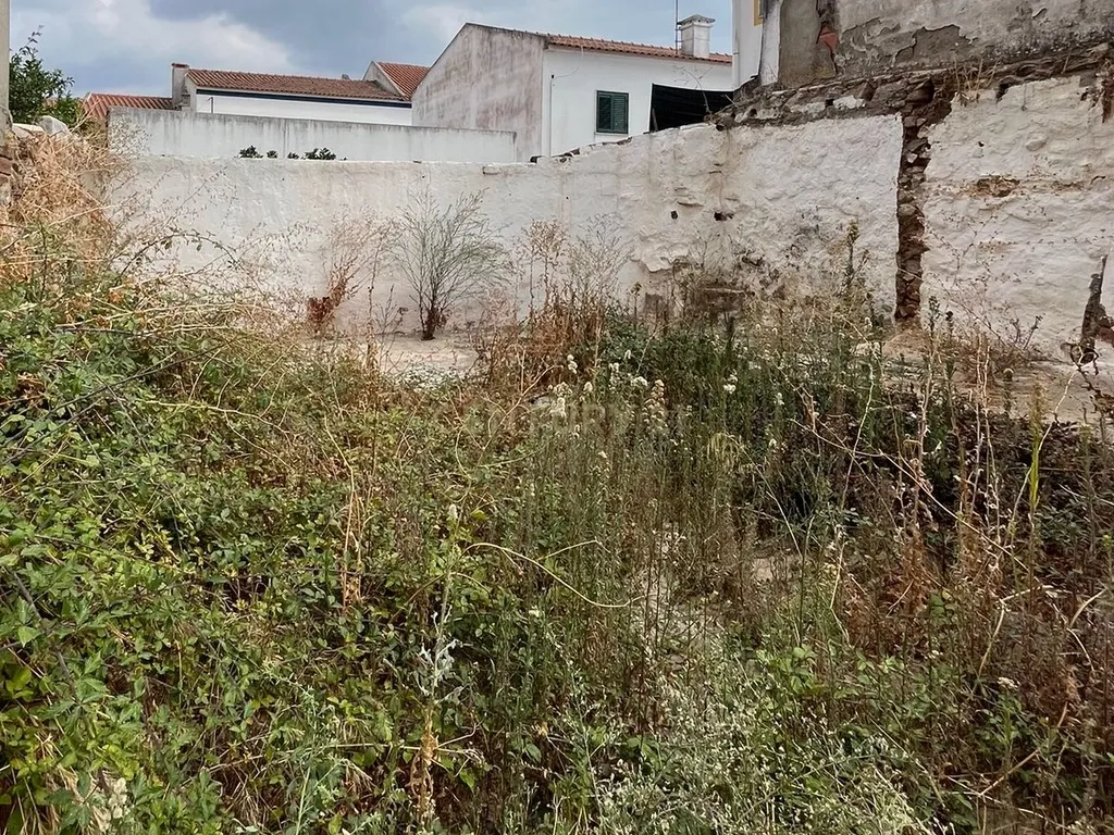 Moradia com quintal para remodelação em Viana do Alentejo - Image 6