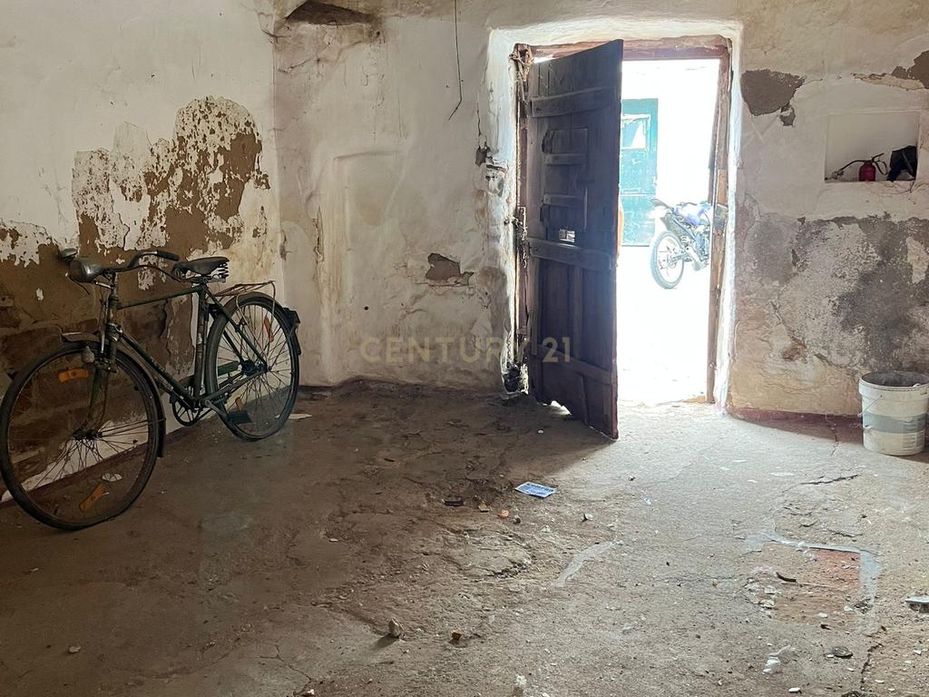 Moradia com quintal para remodelação em Viana do Alentejo - Image 4