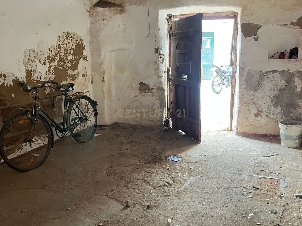 Moradia com quintal para remodelação em Viana do Alentejo - Image 4