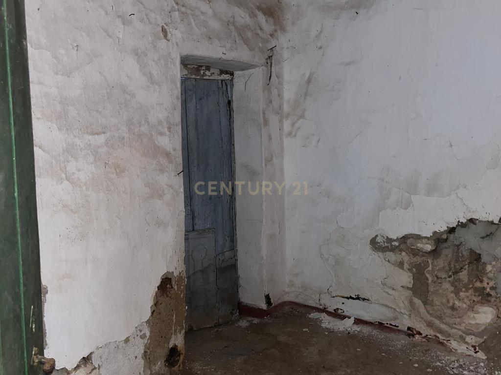 Moradia com quintal para remodelação em Viana do Alentejo - Image 11