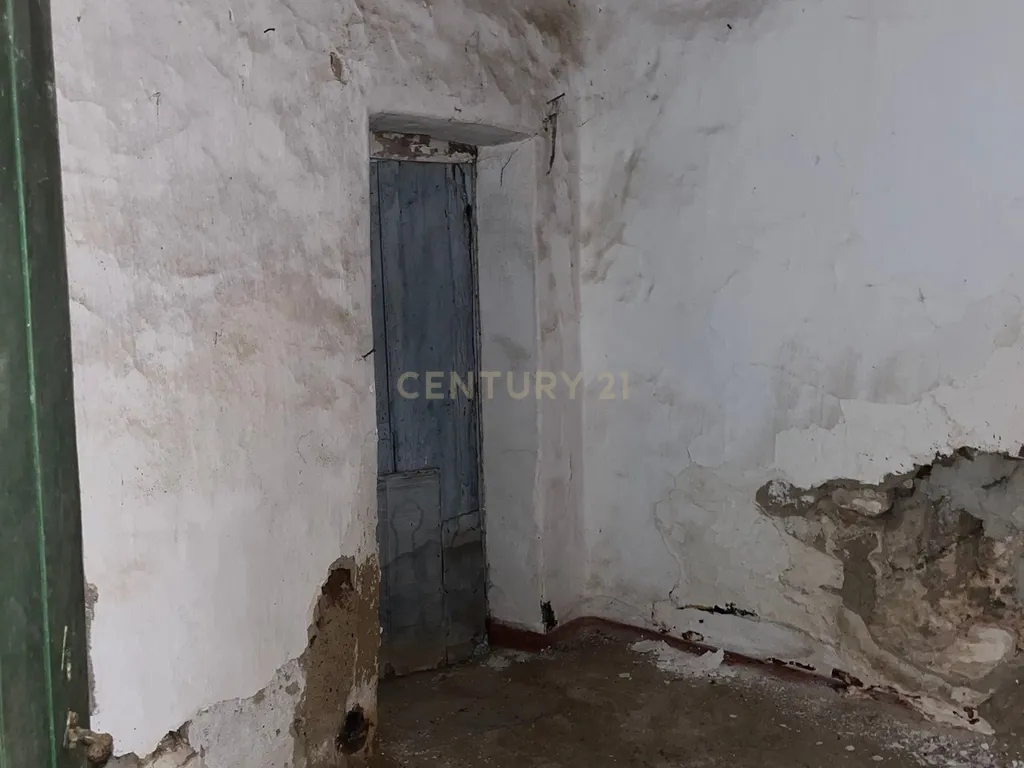 Moradia com quintal para remodelação em Viana do Alentejo - Image 11