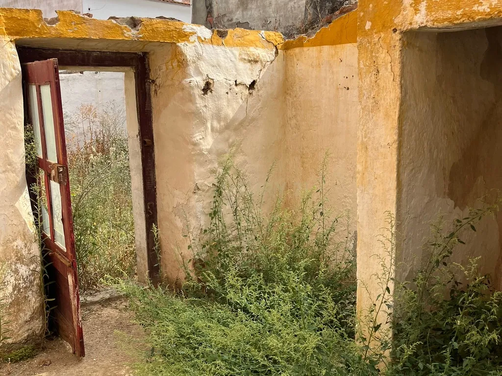 Moradia com quintal para remodelação em Viana do Alentejo - Image 8