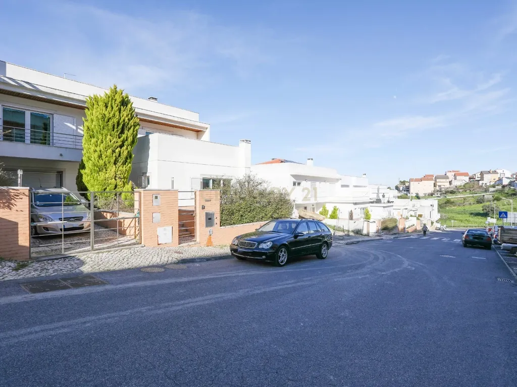 Moradia em Caneças, com piscina, sótao e um anexo com churrasqueira e quarto independente - Image 43