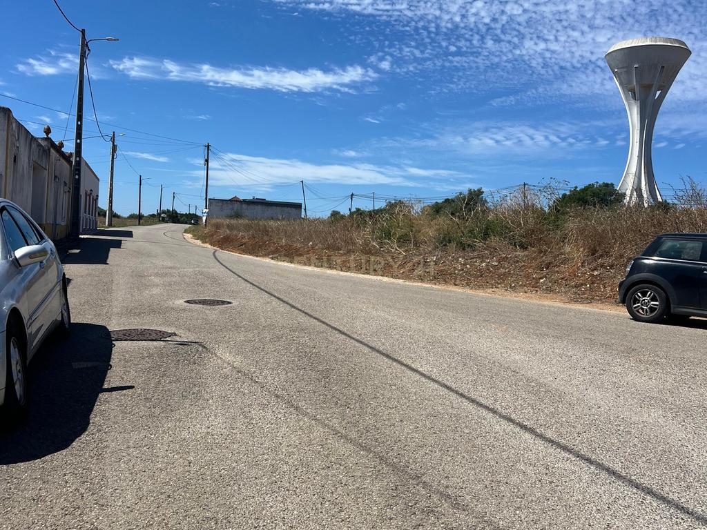 Potencial a 50km de Lisboa: Casa para Renovar com Amplo Logradouro numa Vila Tranquila - Image 12